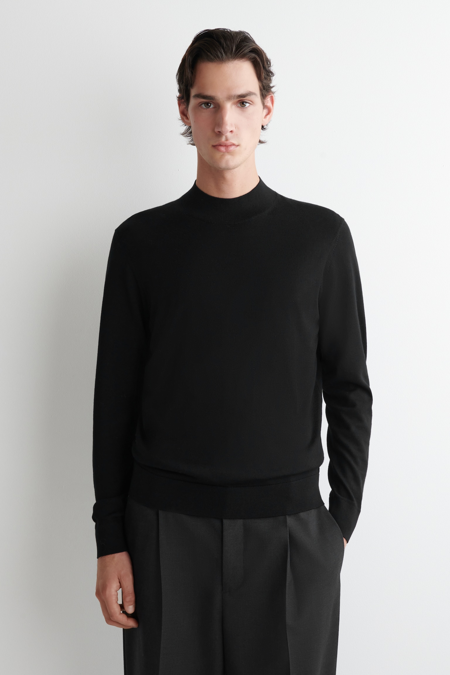 SLIM MERINO WOOL MOCK-NECK JUMPER - ČIERNA/MODROZELENÁ
