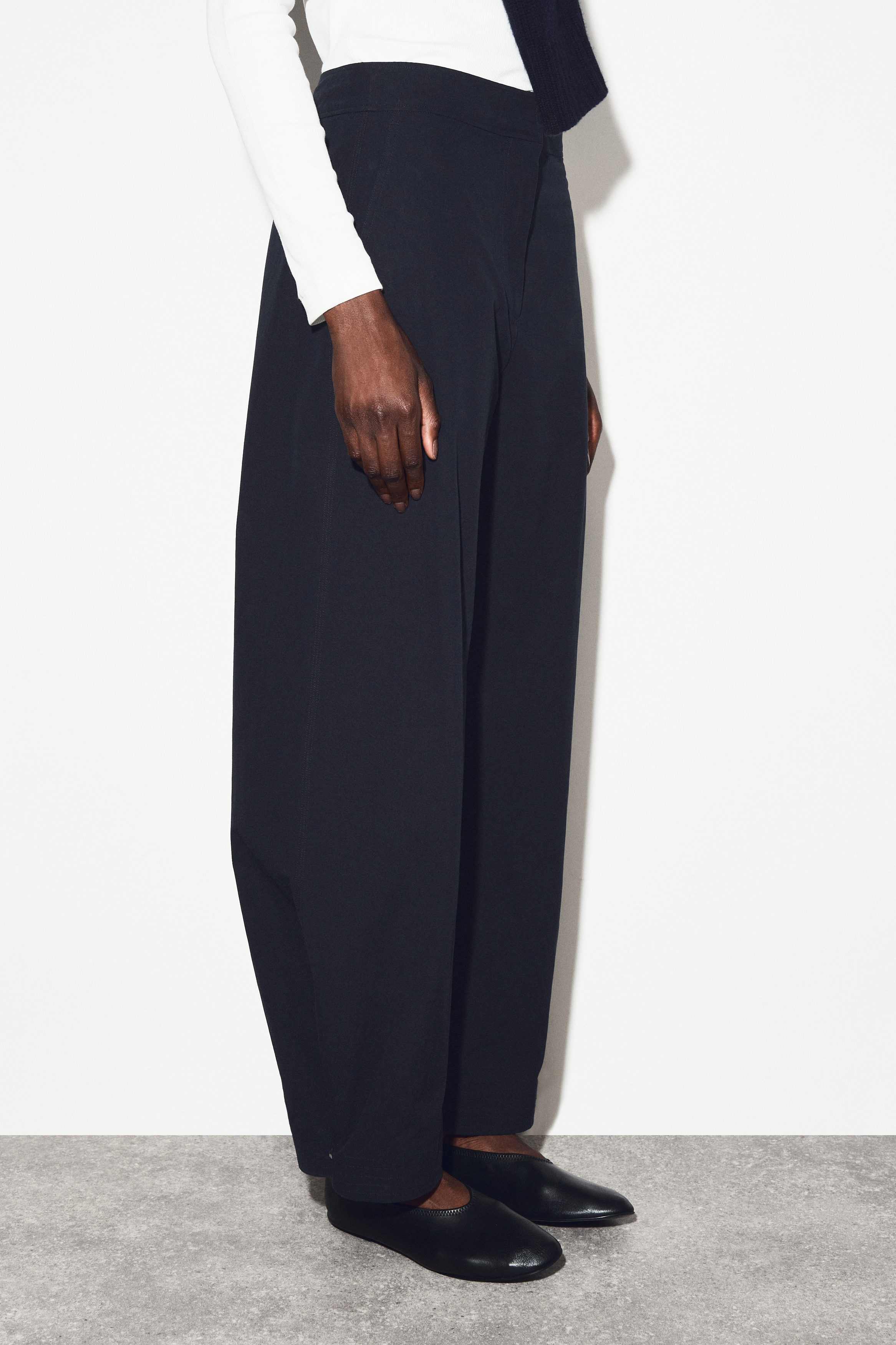 PIMA COTTON BARREL-LEG PANTS - NAVY | COS US