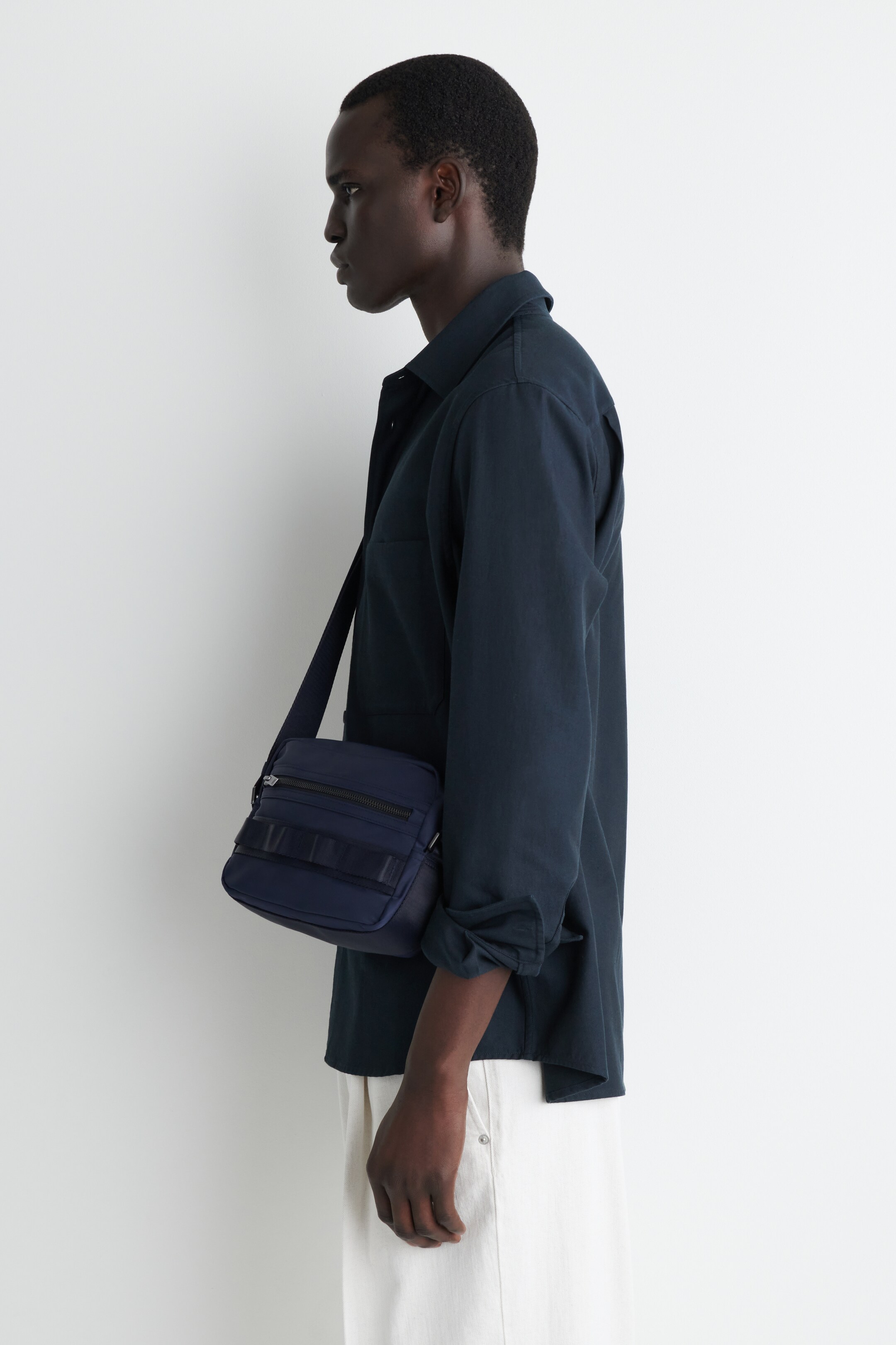 Visa större bild: TRANSIT CROSSBODY-VÄSKA I NYLON - MARINBLÅ - HERR | H&M SE 2