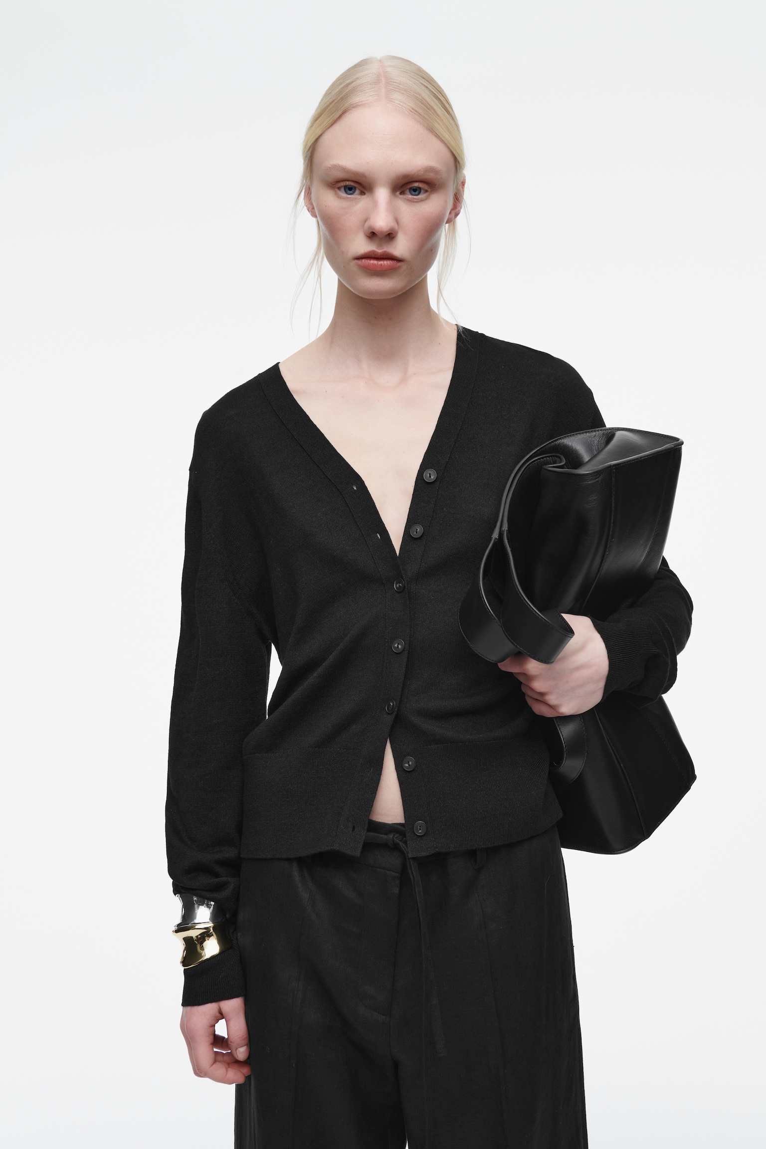 MERINÓ GYAPJÚ ÉS LEN KEVERÉK V-KIVÁGÁSÚ KARDIGÁN - FEKETE/OFF-WHITE