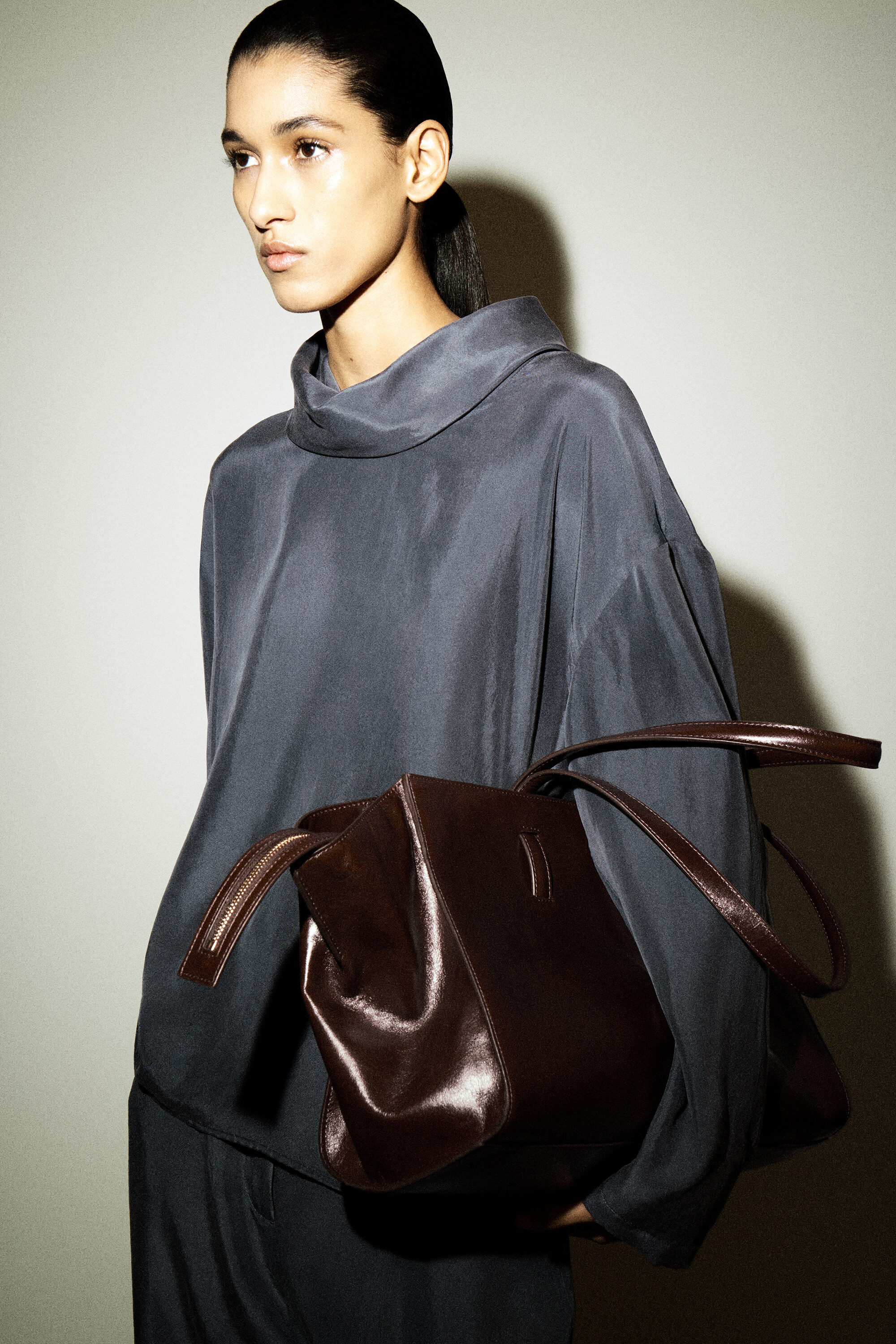 MONUMENT TOTE BAG - LEATHER - MAHOGANY | COS US