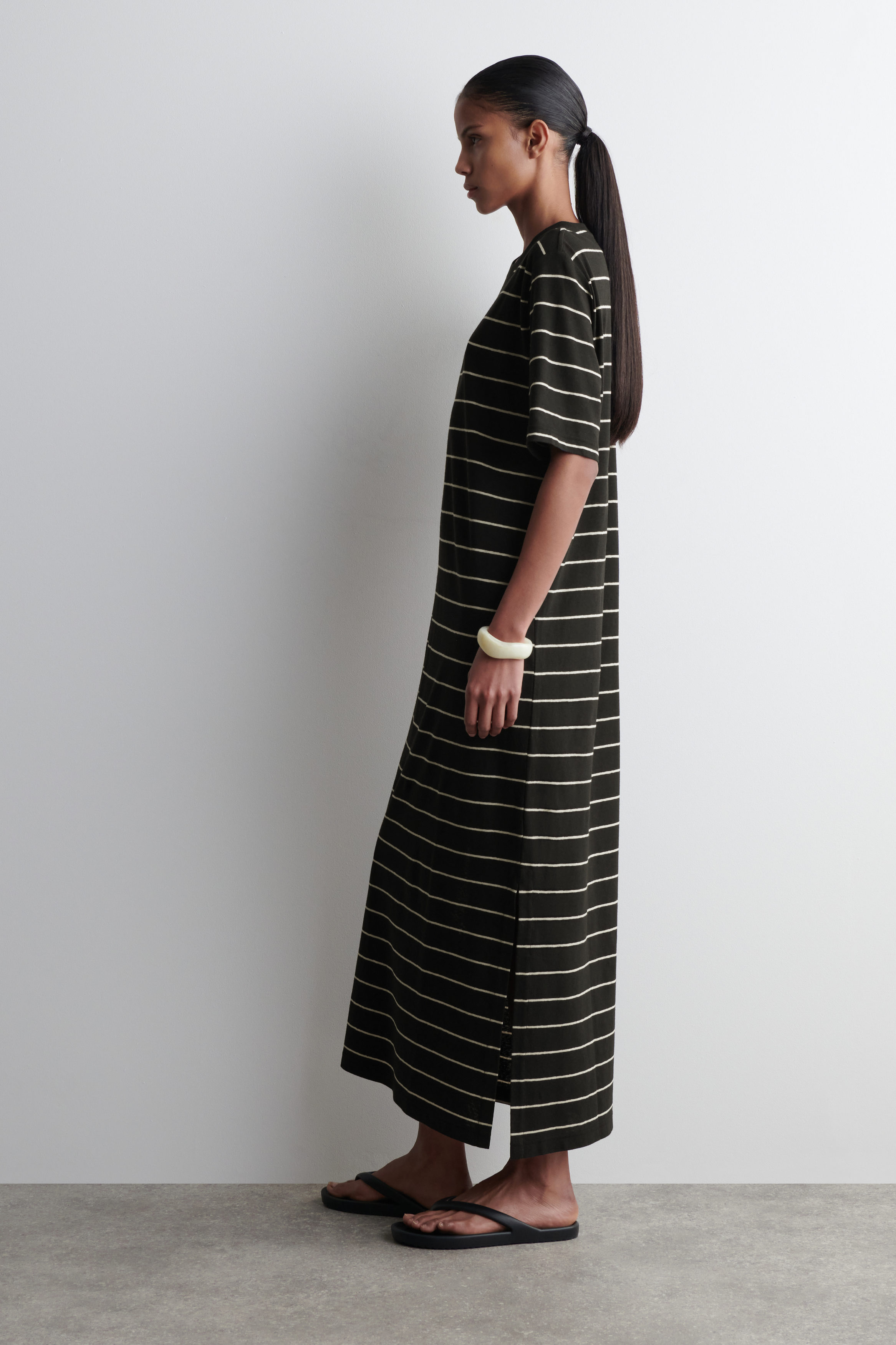 Tシャツ・カットソー RONRON MULTI LAYERED T SHIRT DRESS BLACK STRIPE RR25BST4224B COTTON-LINEN MAXI T-SHIRT DRESS - BLACK / WHITE / STRIPED | COS