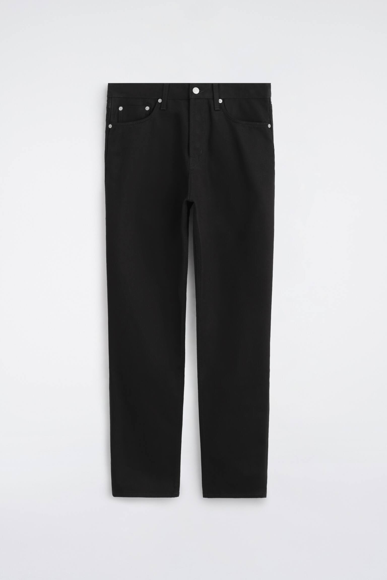 Jeansy Signature Regular-Fit Straight-Leg sÄ prezentowane w ujÄciu od przodu, ukazujÄc jednolitÄ czarnÄ tkaninÄ o klasycznym piÄciokieszeniowym kroju. CharakteryzujÄ siÄ prostÄ nogawkÄ, paskiem z szlufkami na pasek oraz centralnym zapiÄciem na guzik z przodu, uzupeÅnionym srebrzystymi metalowymi nitami. - 1
