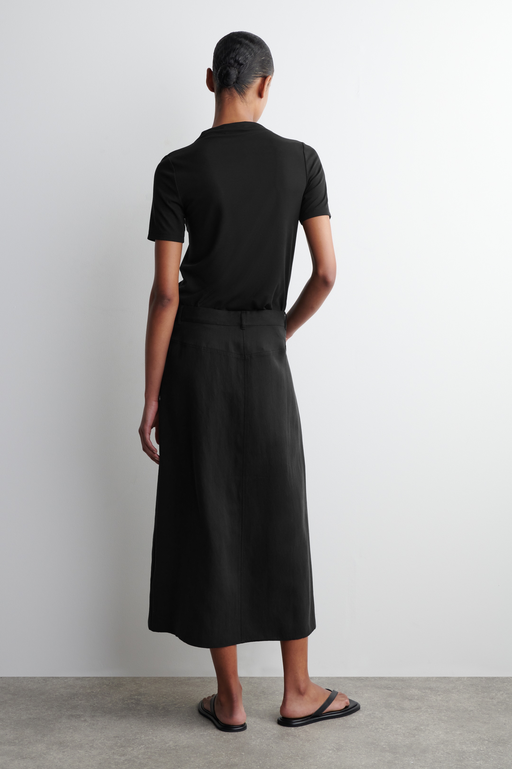 Visa större bild: ASYMMETRISK MIDIKJOL MED STILRENT FALL - SVART - DAM | H&M SE 3