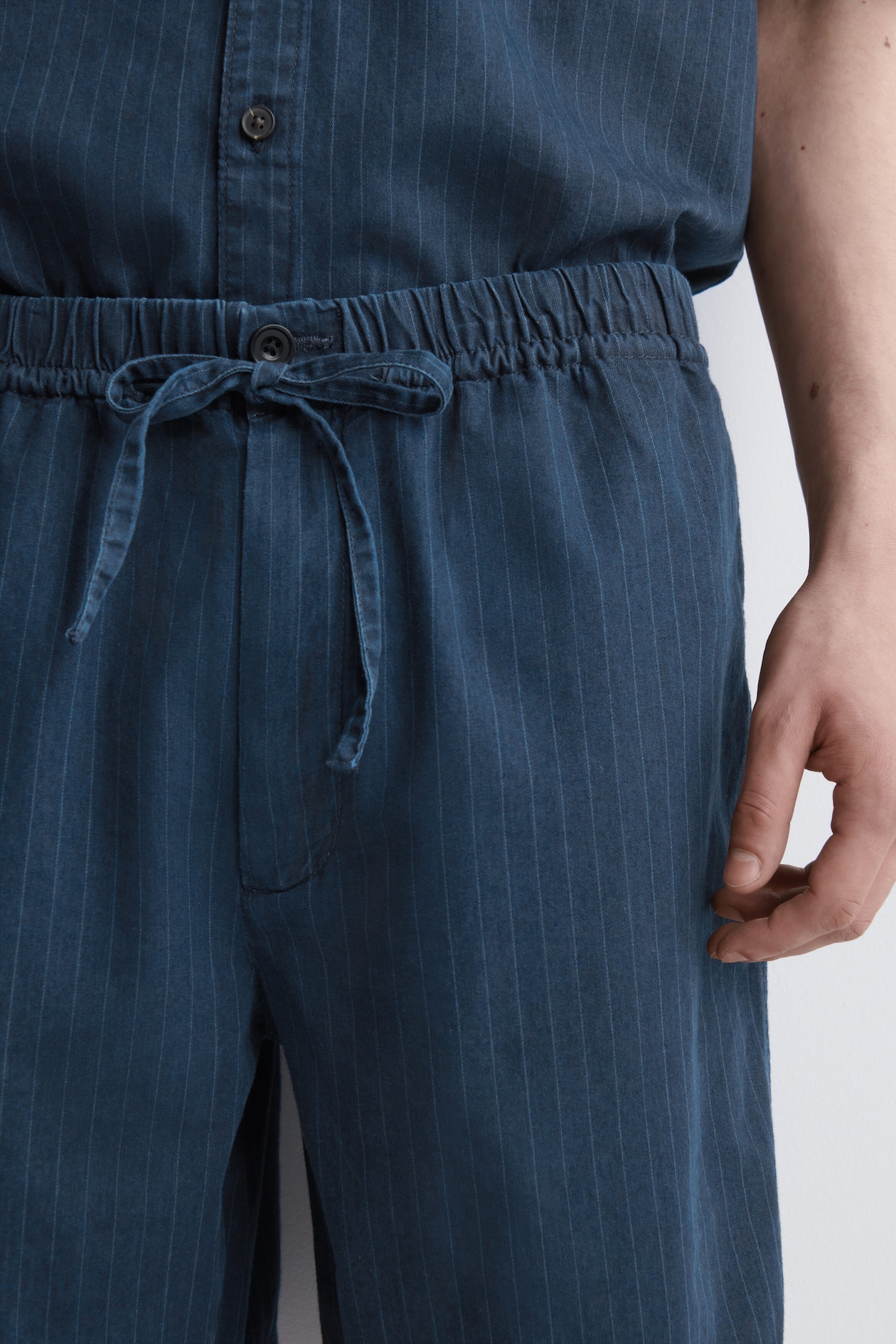 PINSTRIPED DENIM DRAWSTRING SHORTS — INDIGO / PINSTRIPED