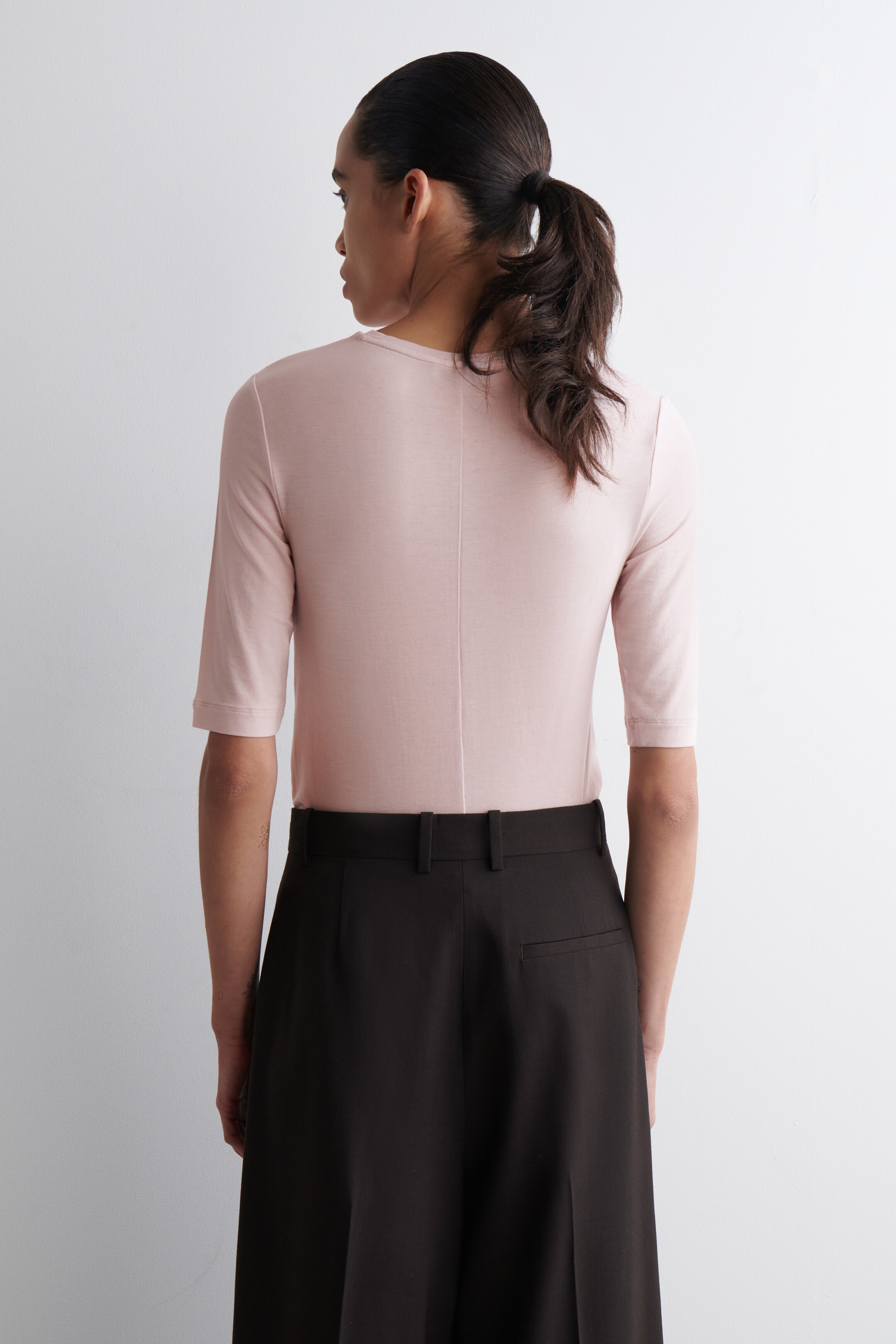 Visa större bild: FIGURNÄRA T-SHIRT I LÄTT KVALITET - LJUSROSA - DAM | H&M SE 4
