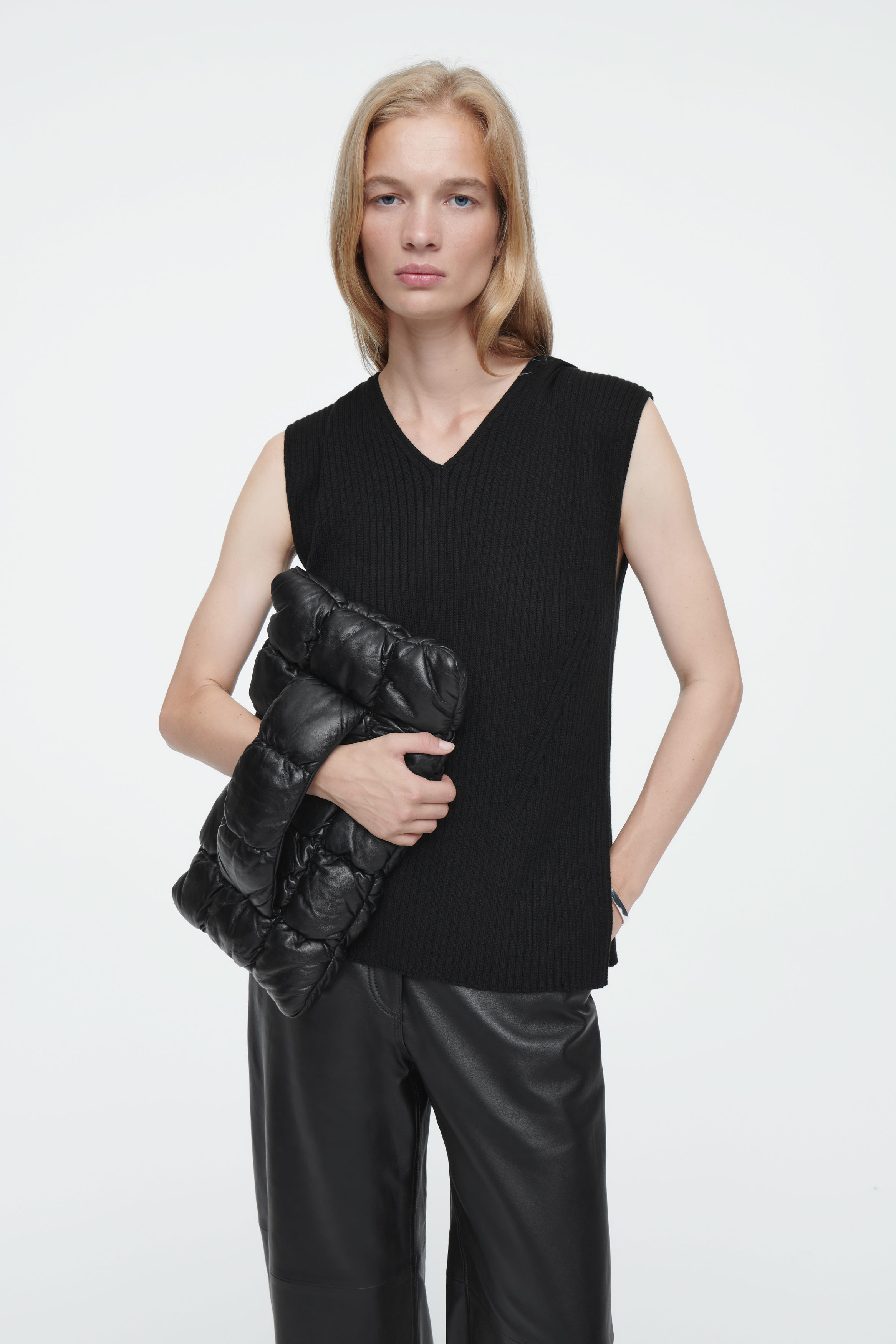 【COS】 Quilted Velvet Clutch Bag : Black COS Quilted Velvet Clutch Bag in BLACK | endource