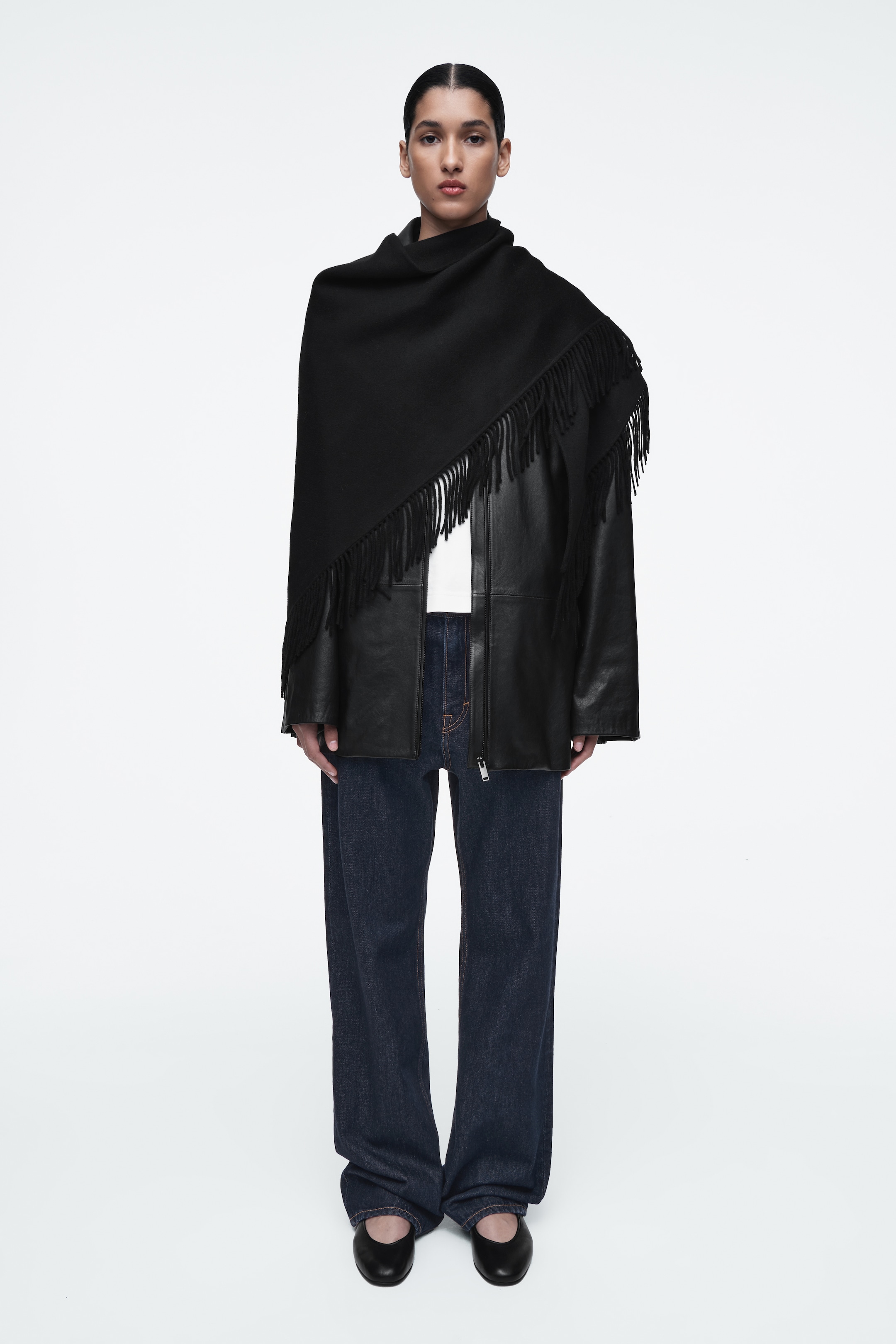Größeres Bild ansehen: DREIECKSTUCH AUS MERINOWOLLE MIT FRANSEN - SCHWARZ - Ladies | H&M DE 4