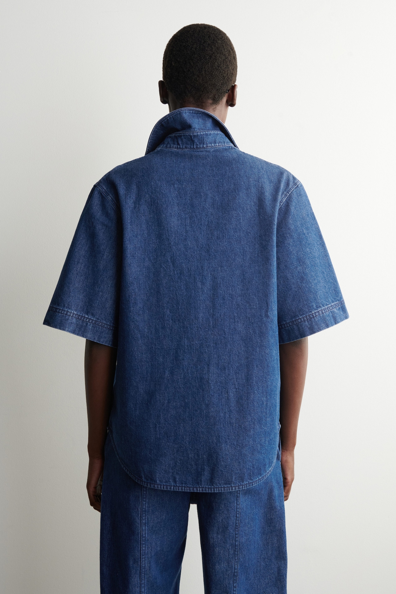 BOXY SHORT-SLEEVED DENIM SHIRT — DARK BLUE
