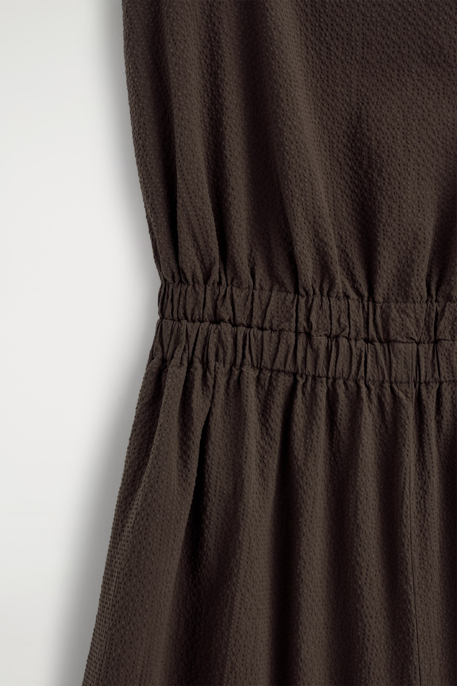 אוברול רחב רגליים מבד סירסוקר עם גב פתוח - חום/תכלת - 4