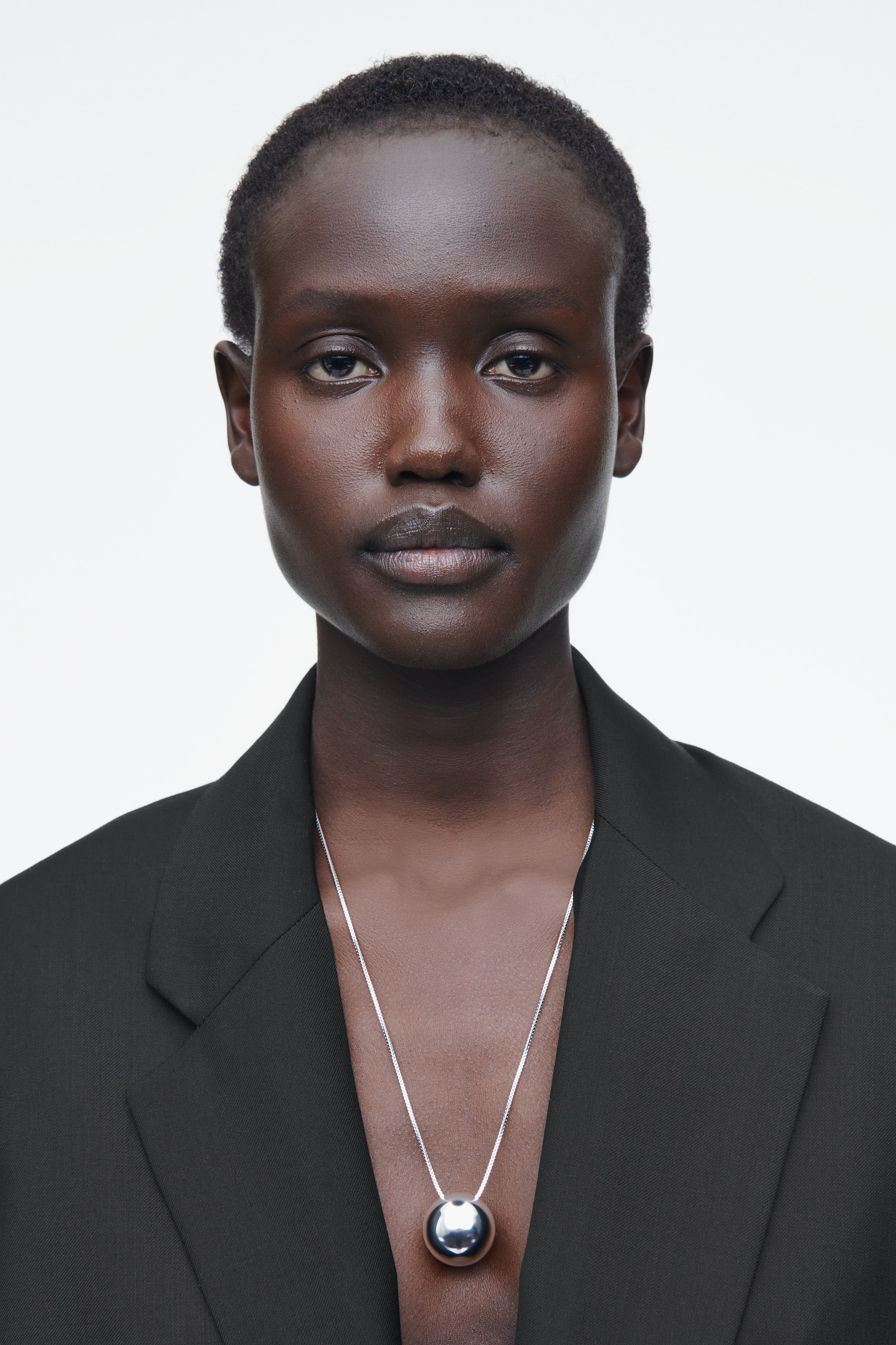 Ver imagen más grande: COLLAR DE CADENA COLGANTE ESFÉRICO - PLATEADO - MUJER | H&M ES 1