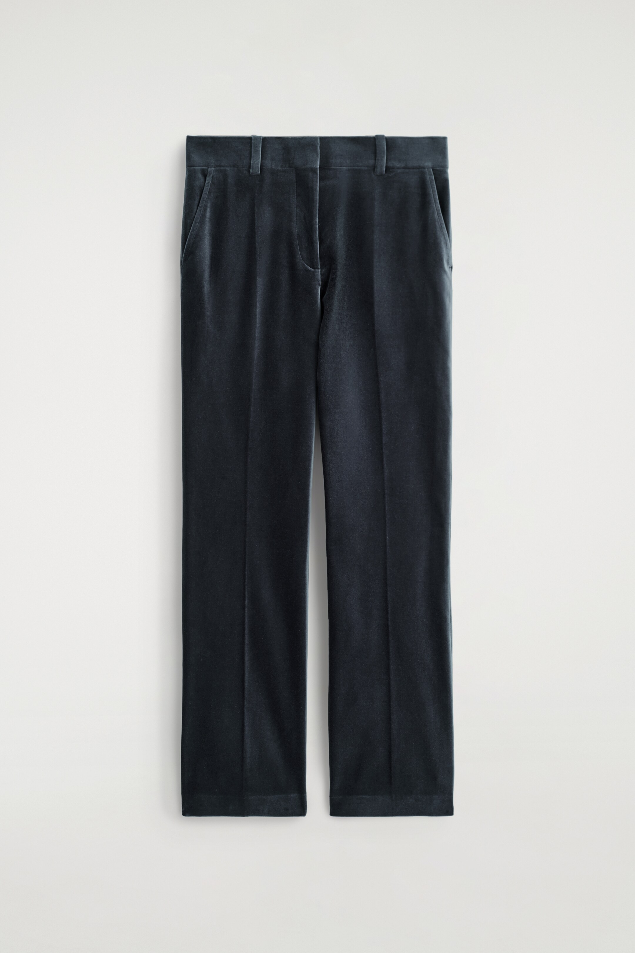 Visualizza immagine più grande: Un paio di pantaloni di velluto grigio scuro è presentato dal FRONTE, caratterizzati da una cintura piatta con passanti per cintura, tasche laterali e una chiusura a vista. Le gambe dritte terminano con un orlo semplice.