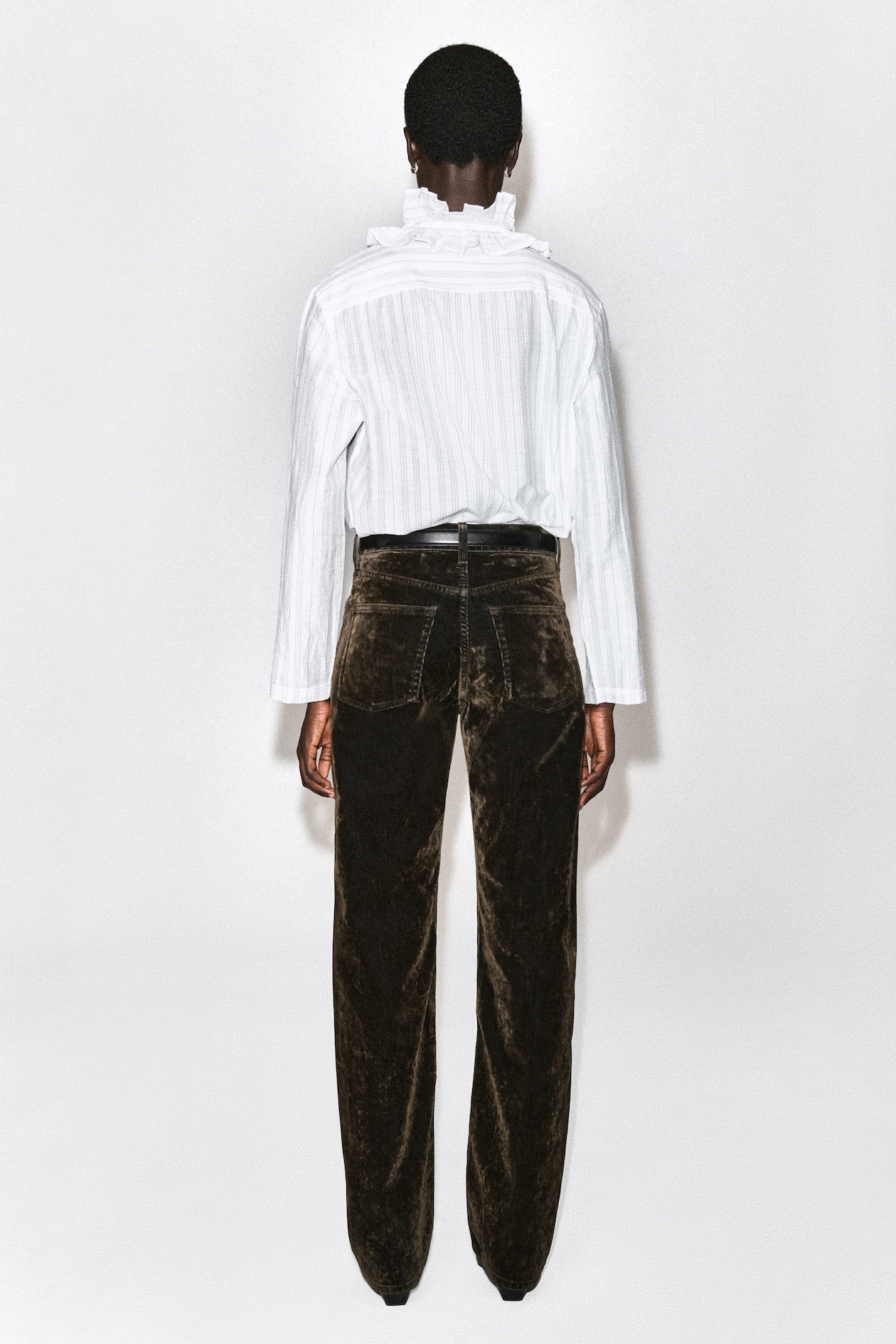 RUFFLE-COLLAR SEERSUCKER BLOUSE — WHITE / STRIPED