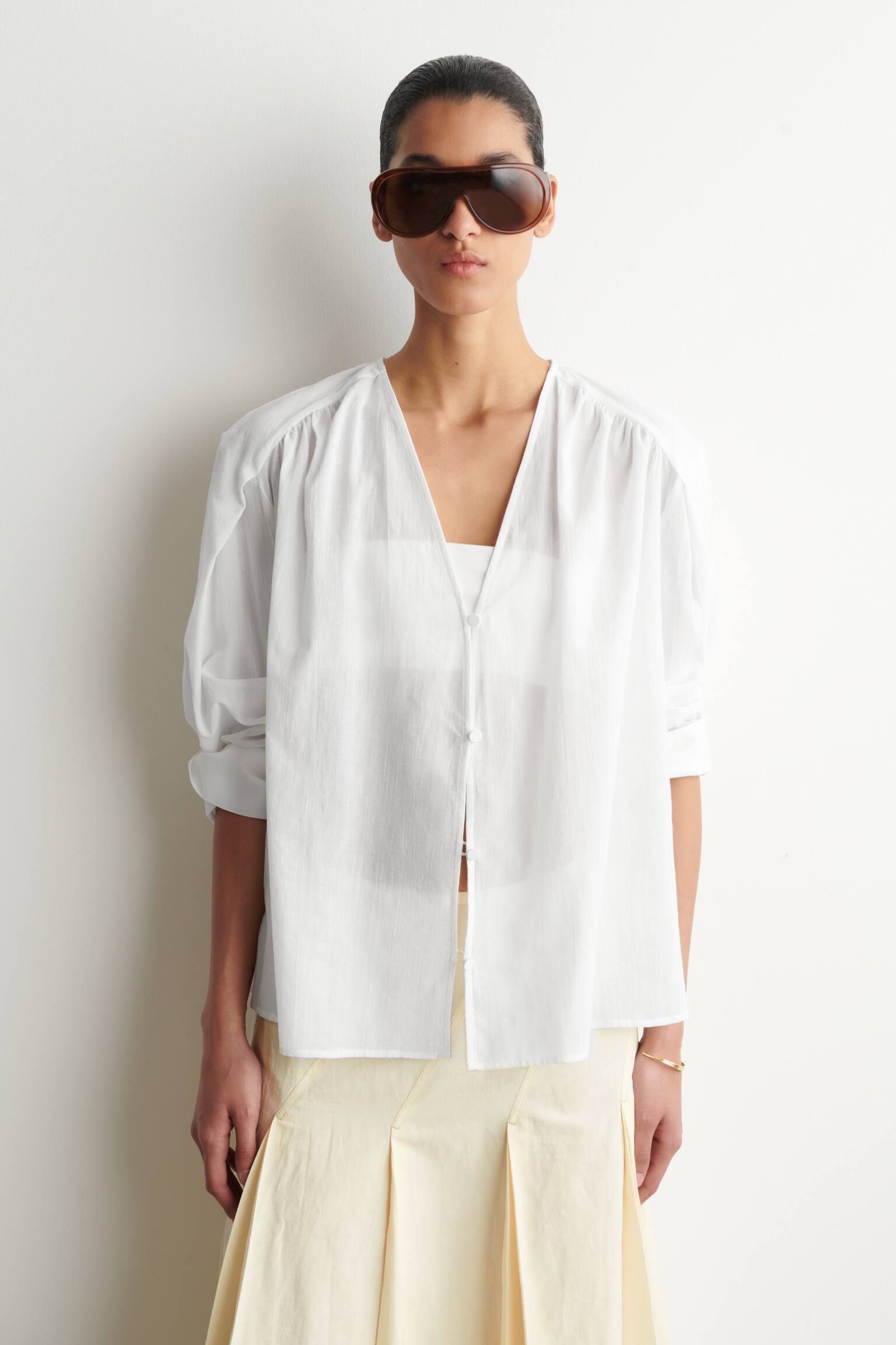 GATHERED LIGHTWEIGHT COTTON V-NECK SHIRT - לבן - 1