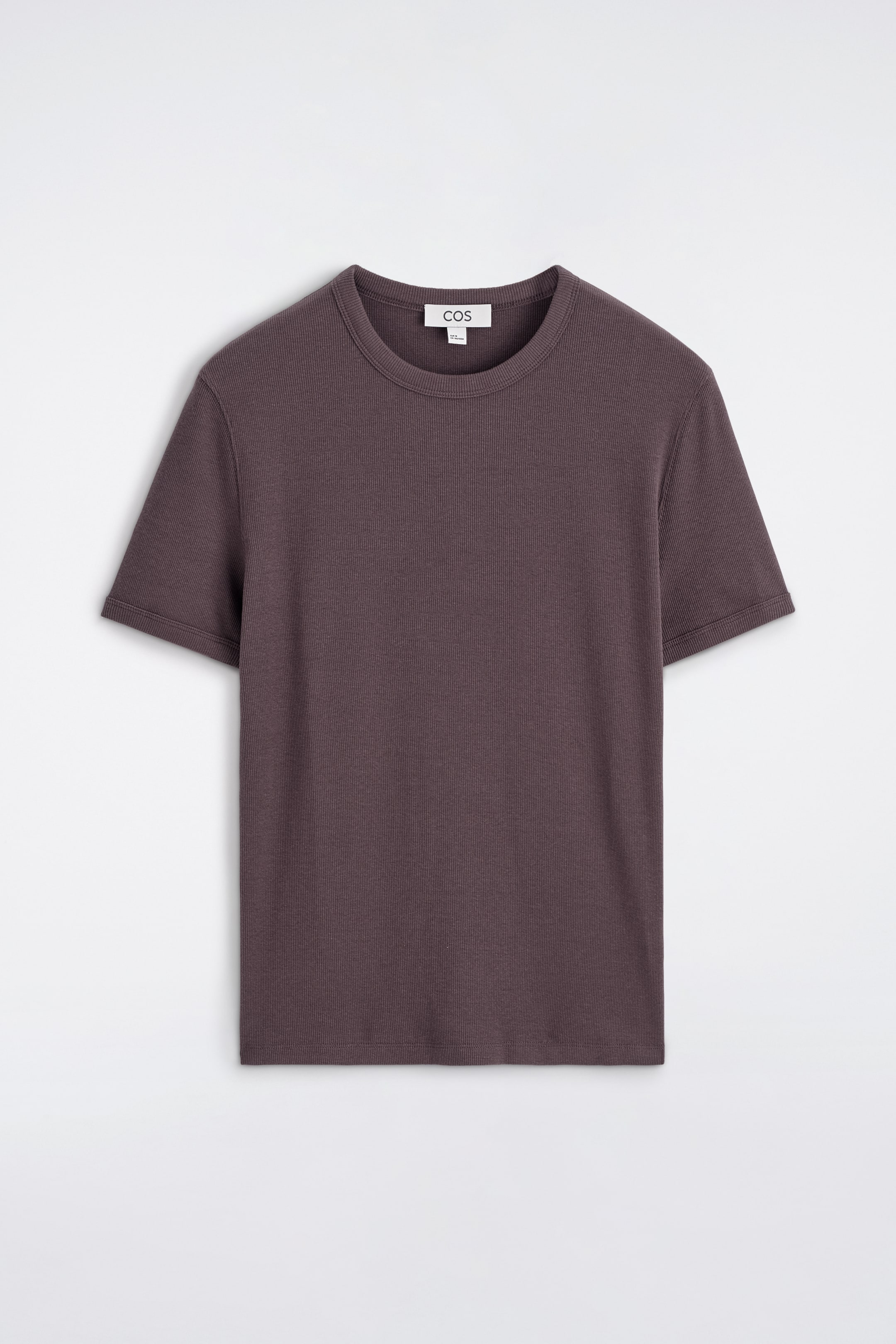 Vezi imaginea mai mare: Un tricou din tricot waffle, maro închis, este orientat spre față, având decolteu rotund, mâneci scurte și o etichetă vizibilă a brandului COS pe interiorul gulerului.