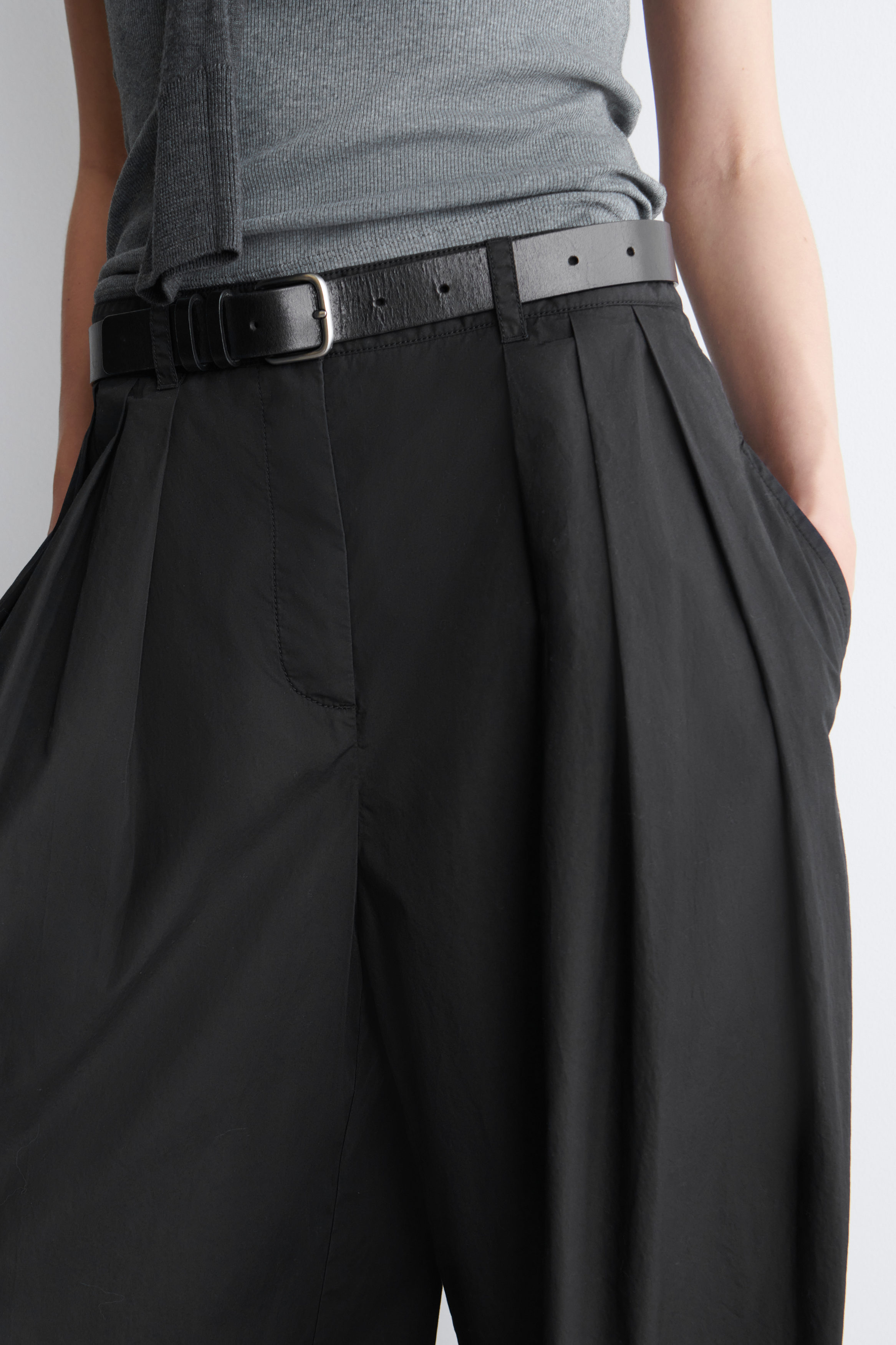 PLEATED COTTON WIDE-LEG TROUSERS - BLACK | COS