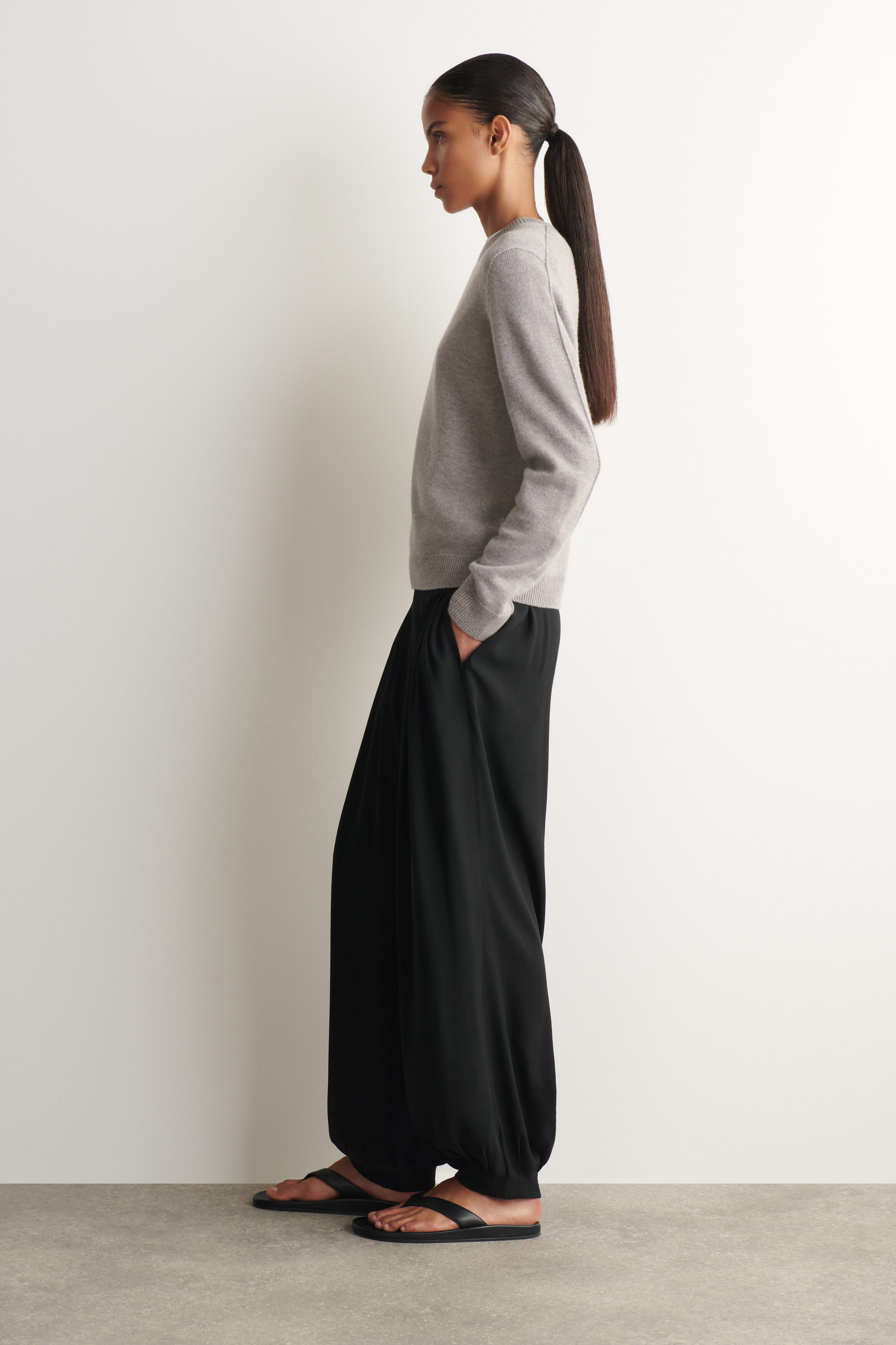 CASHMERE CREW-NECK SWEATER - thumbnail 3