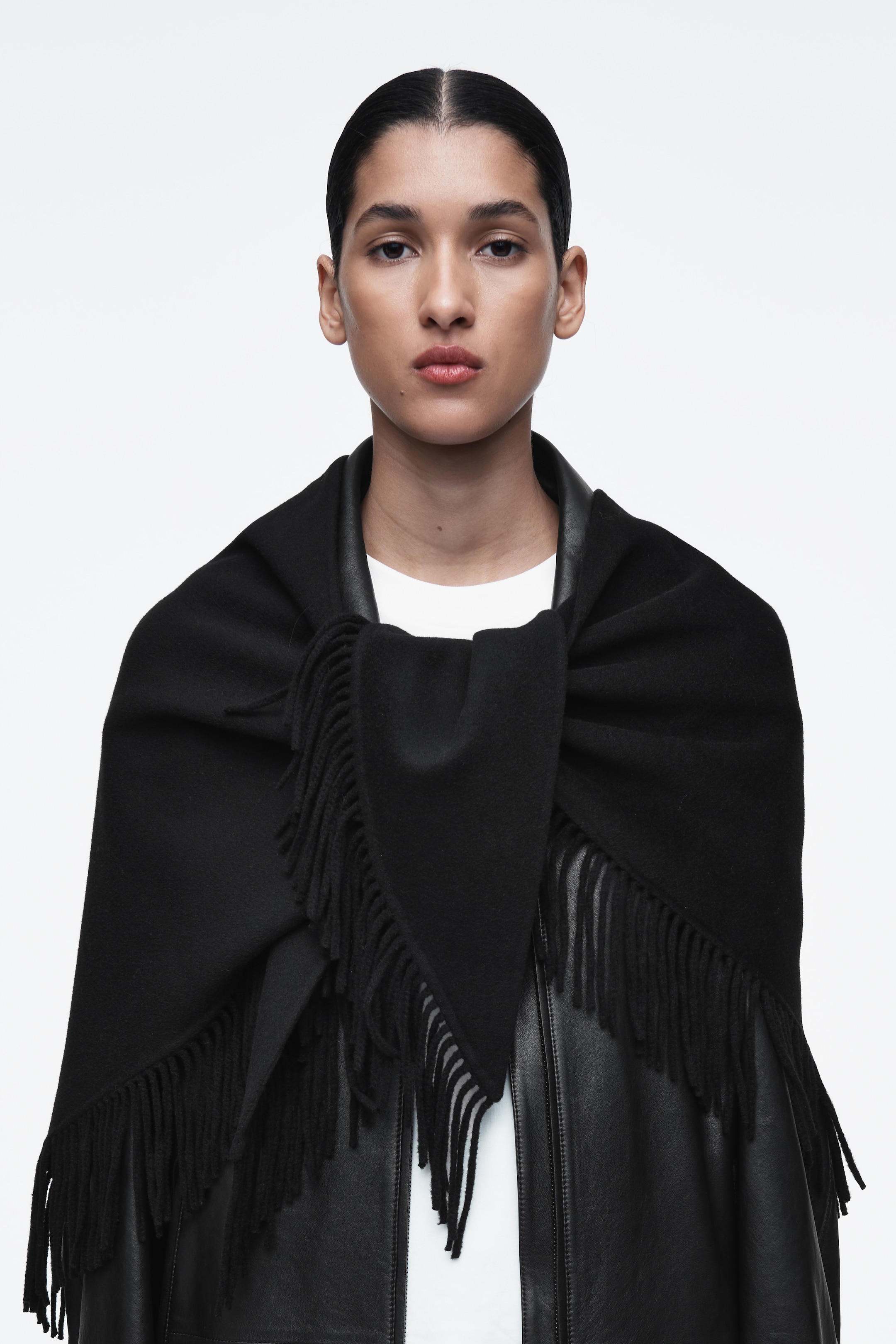 Größeres Bild ansehen: DREIECKSTUCH AUS MERINOWOLLE MIT FRANSEN - SCHWARZ - Ladies | H&M DE 3