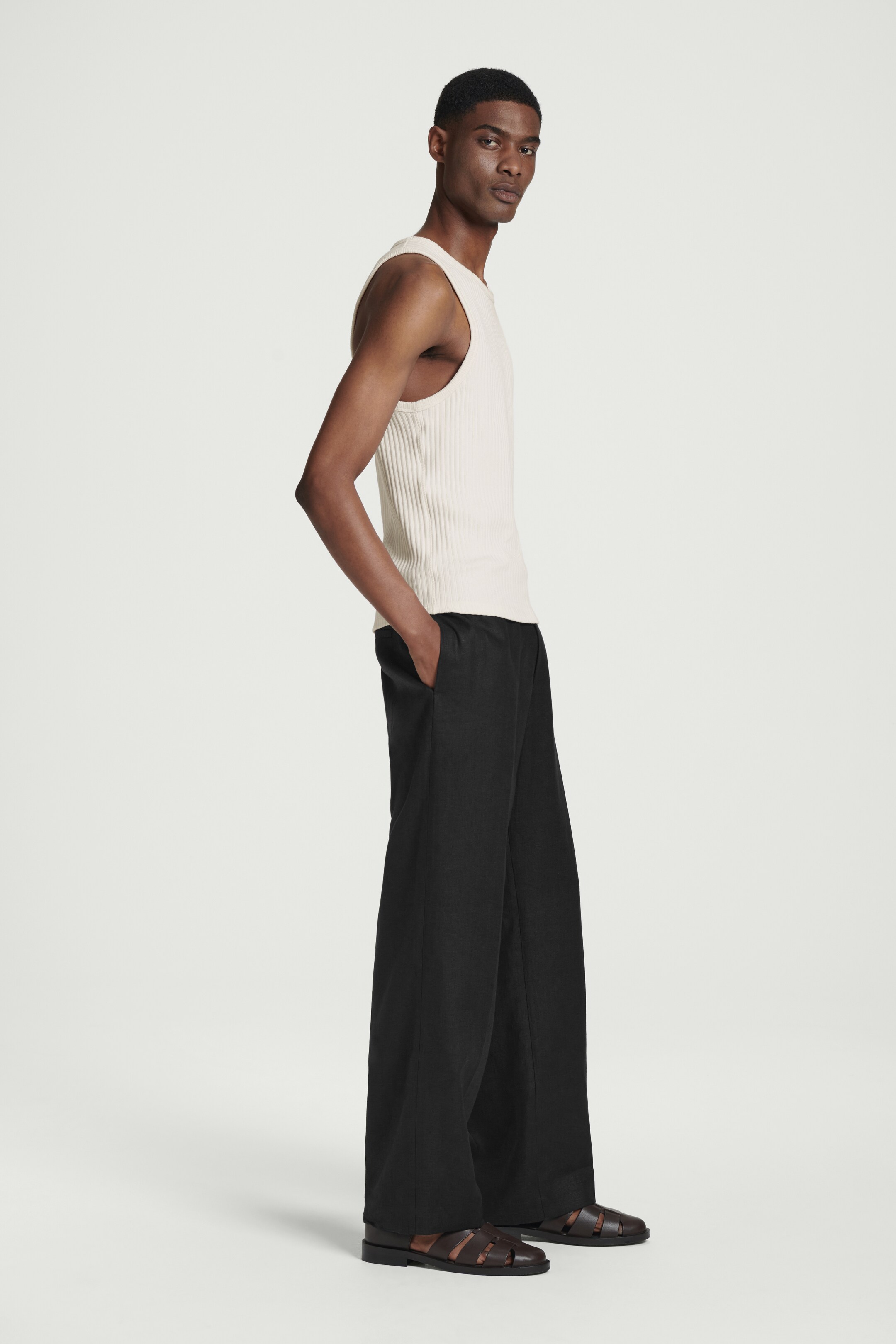 Visa större bild: FIGURNÄRA LINNE I RIBBAD BOMULL - OFF-WHITE - HERR | H&M SE 2