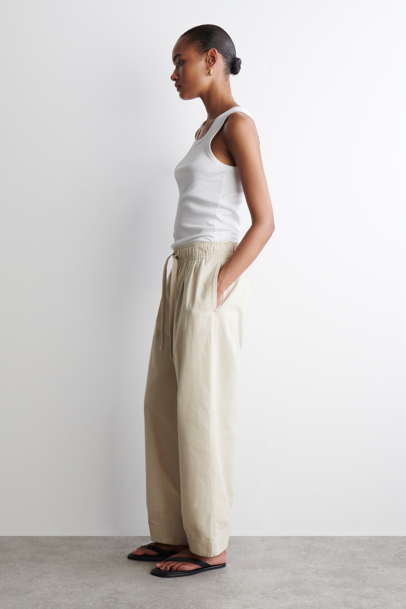 PANTALON FUSEAU À TAILLE ÉLASTIQUÉE EN COTON - BEIGE CLAIR/BLEU MARINE/BLANC - 5