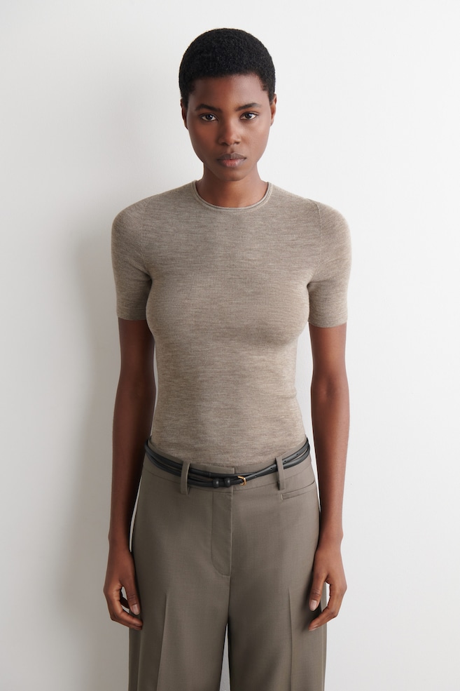 SEAMLESS MERINO WOOL T-SHIRT — BEIGE MÉLANGE