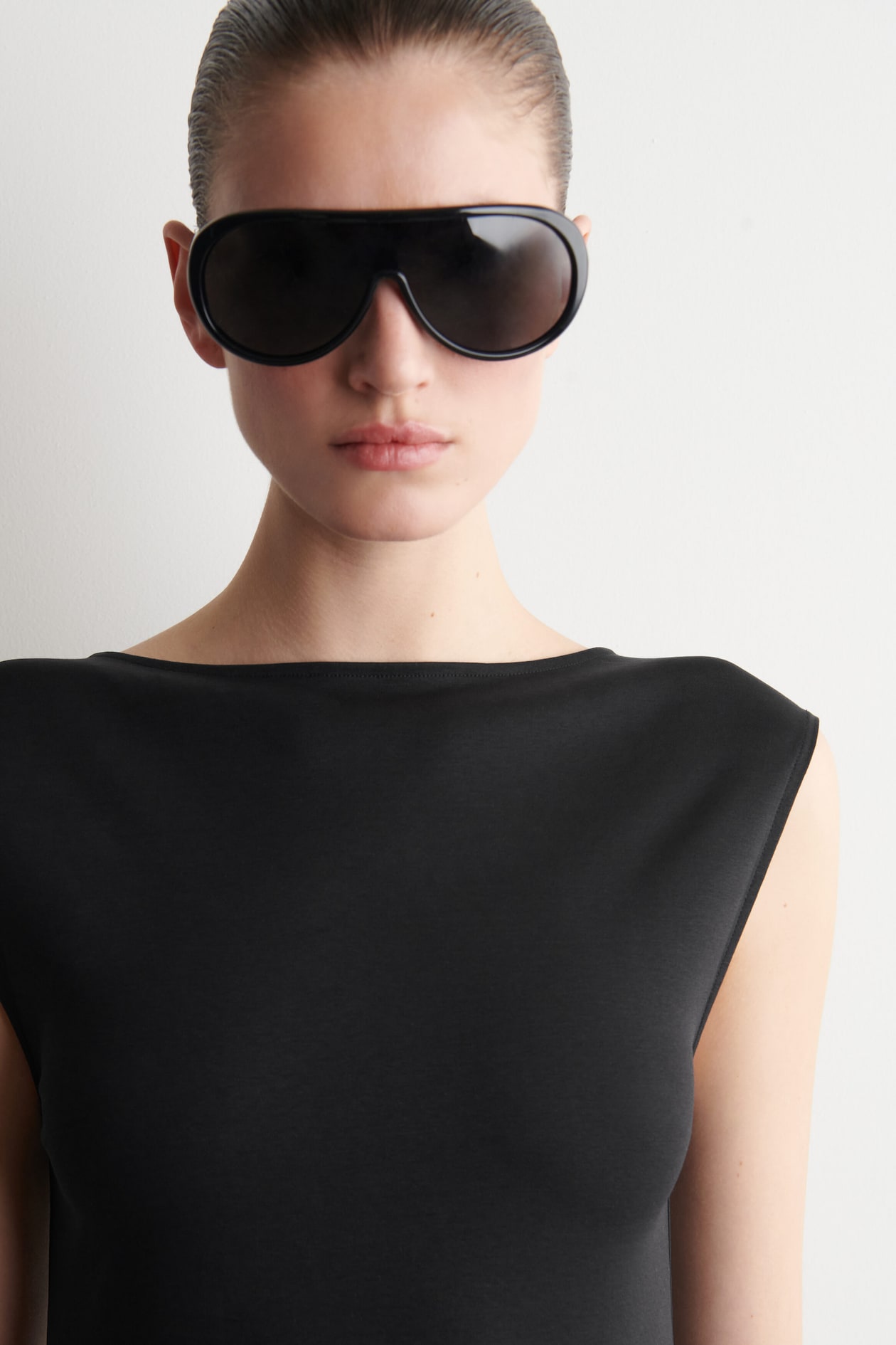 TIERED GATHERED MIDI DRESS — BLACK