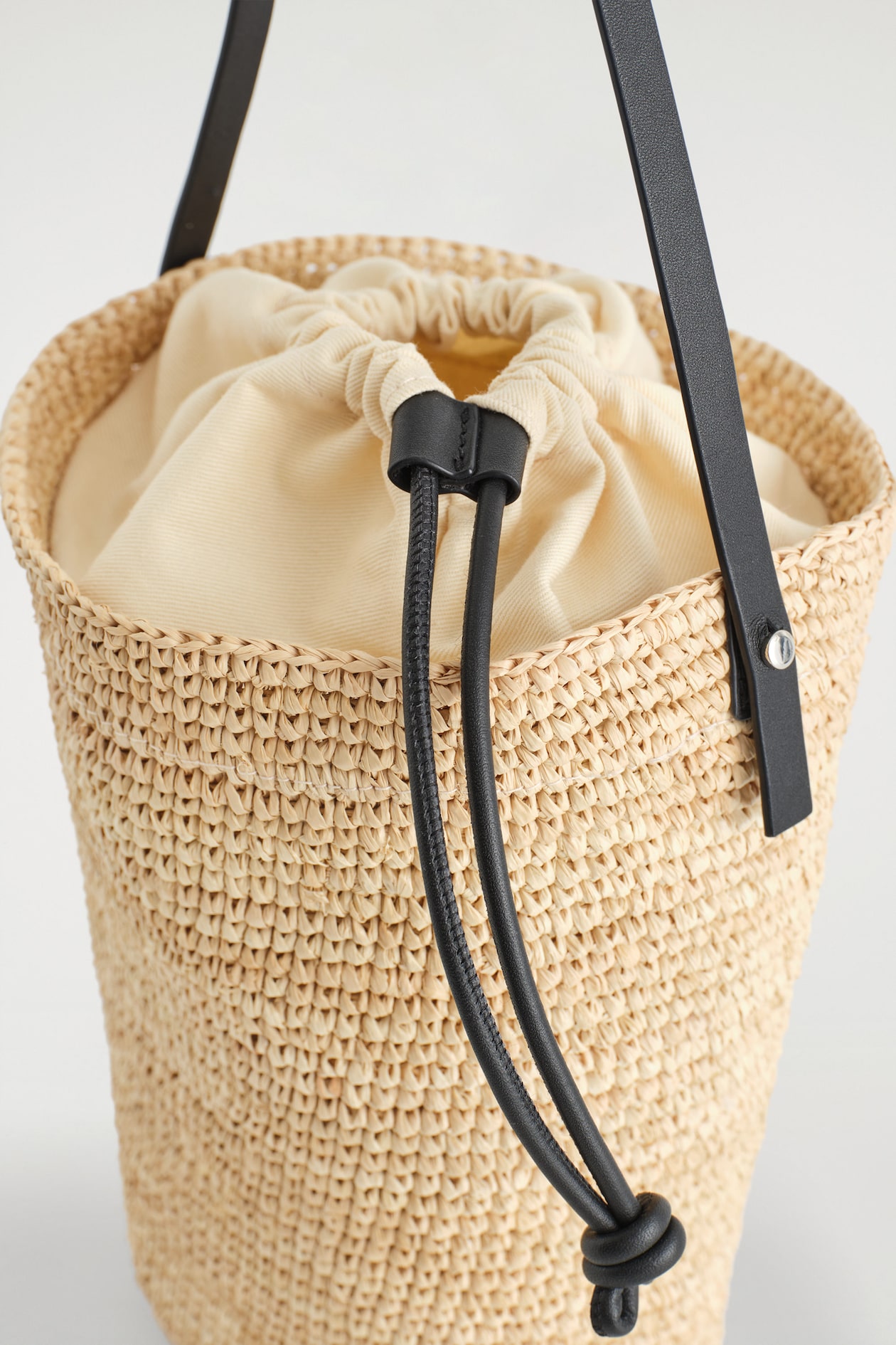 MINI BUCKET BAG - STRAW — BEIGE / BLACK