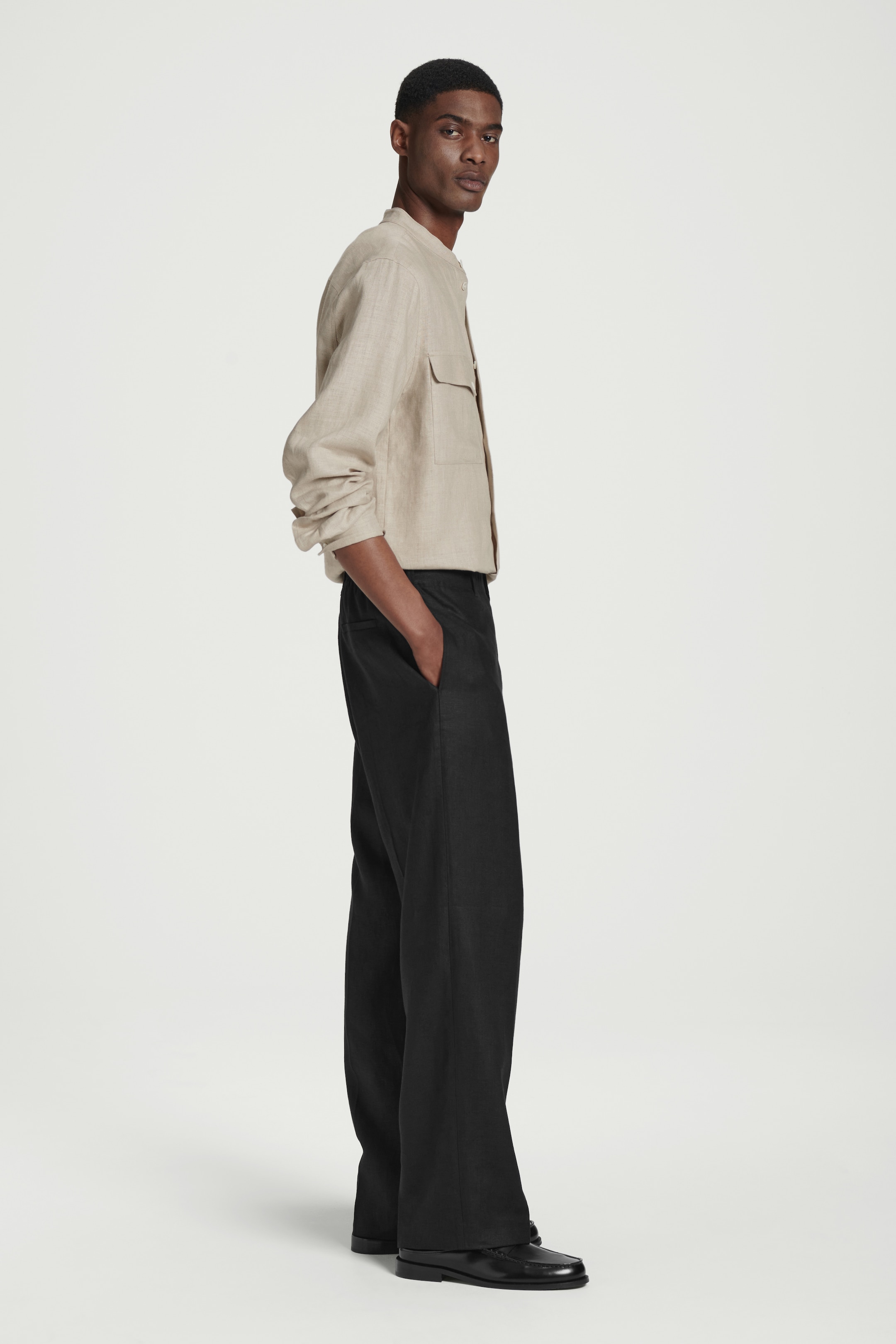 Grösseres Bild ansehen: LEINENHOSE MIT GERADEM BEIN UND ELASTISCHEM BUND - SCHWARZ - HERREN | H&M CH 2