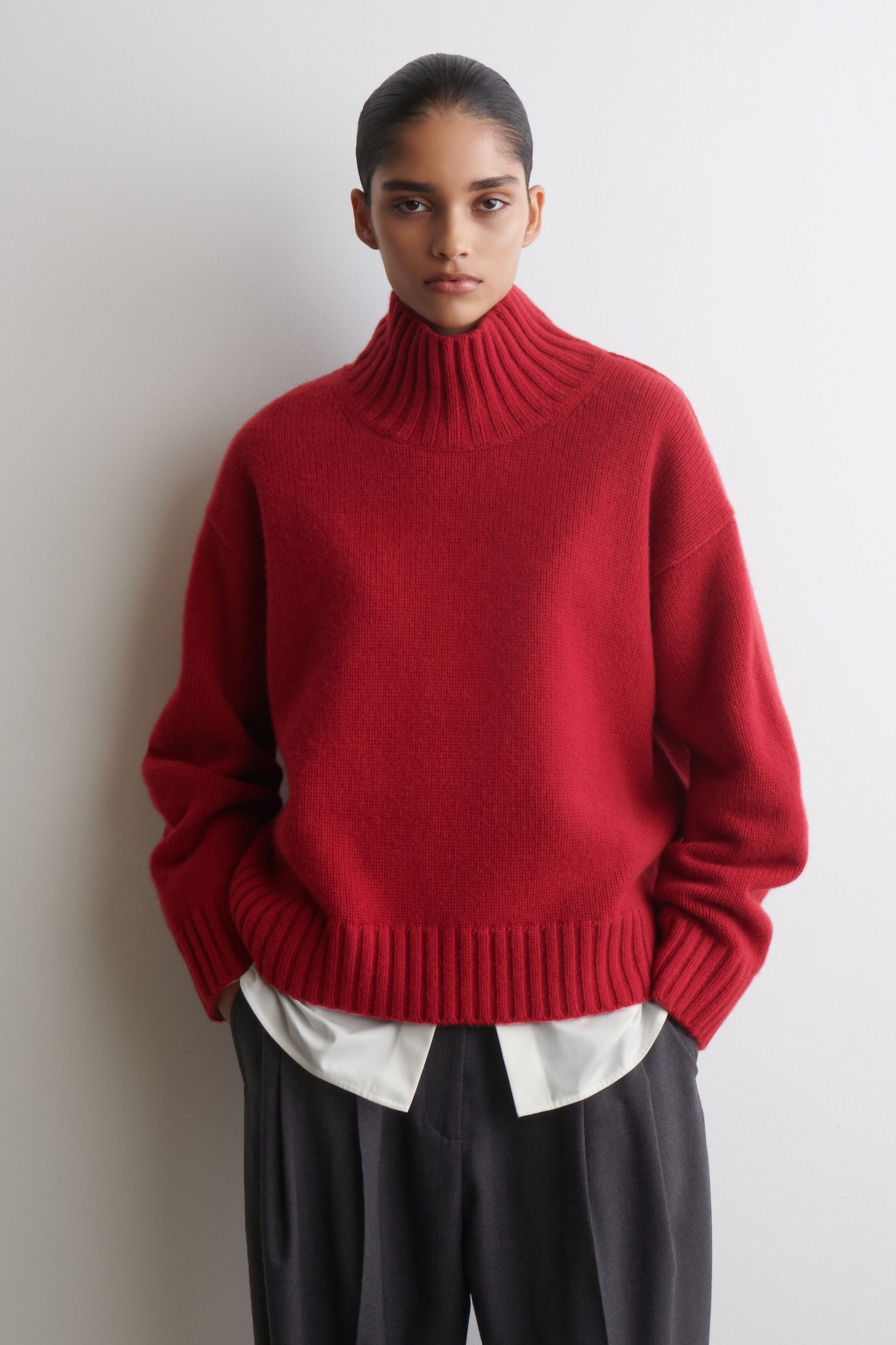 PULL COL CHEMINÉE EN CACHEMIRE - ROUGE | COS FR