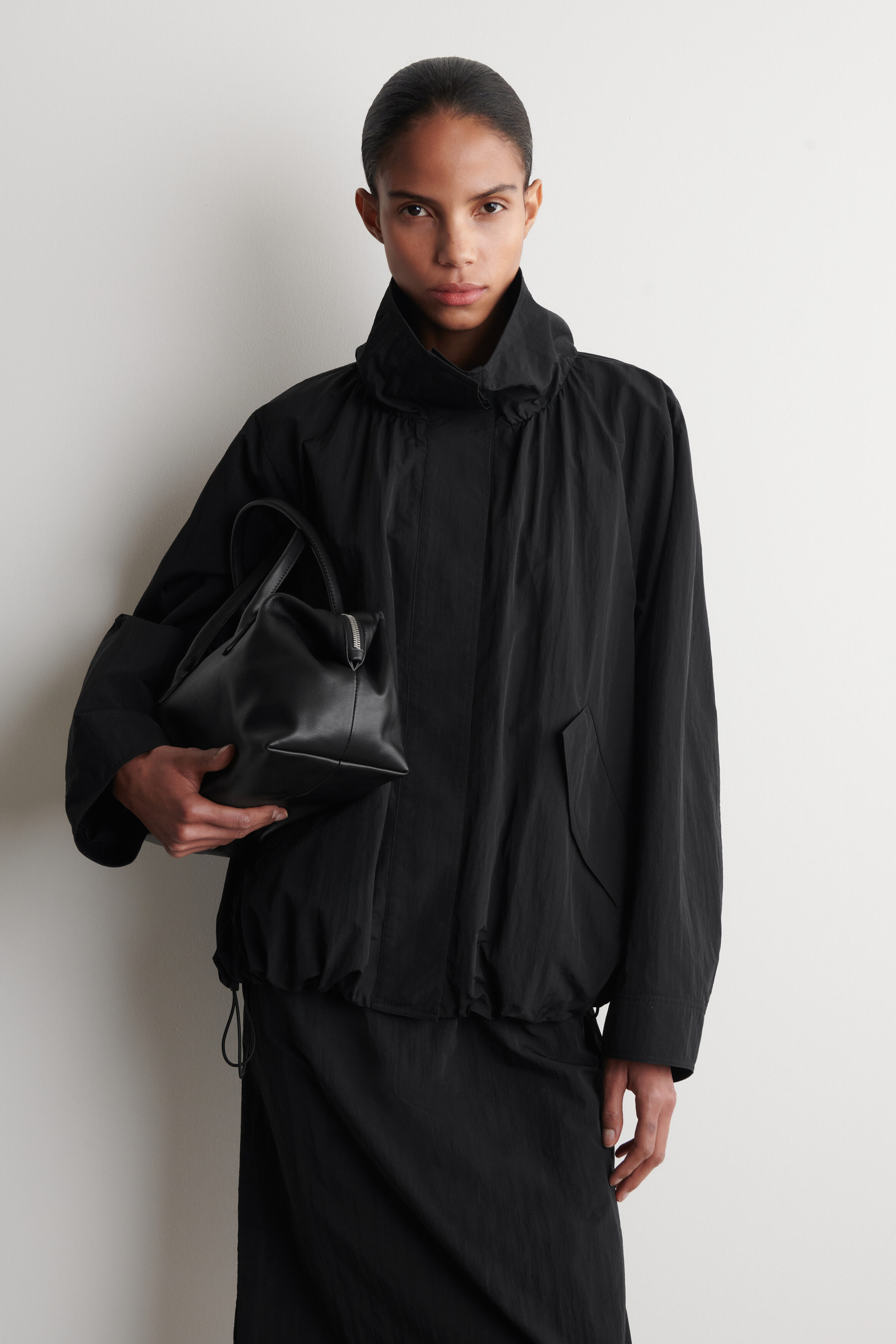 タグ付き COSナイロンファンネルネック NYLON mock-NECK JACKET - BLACK | COS US