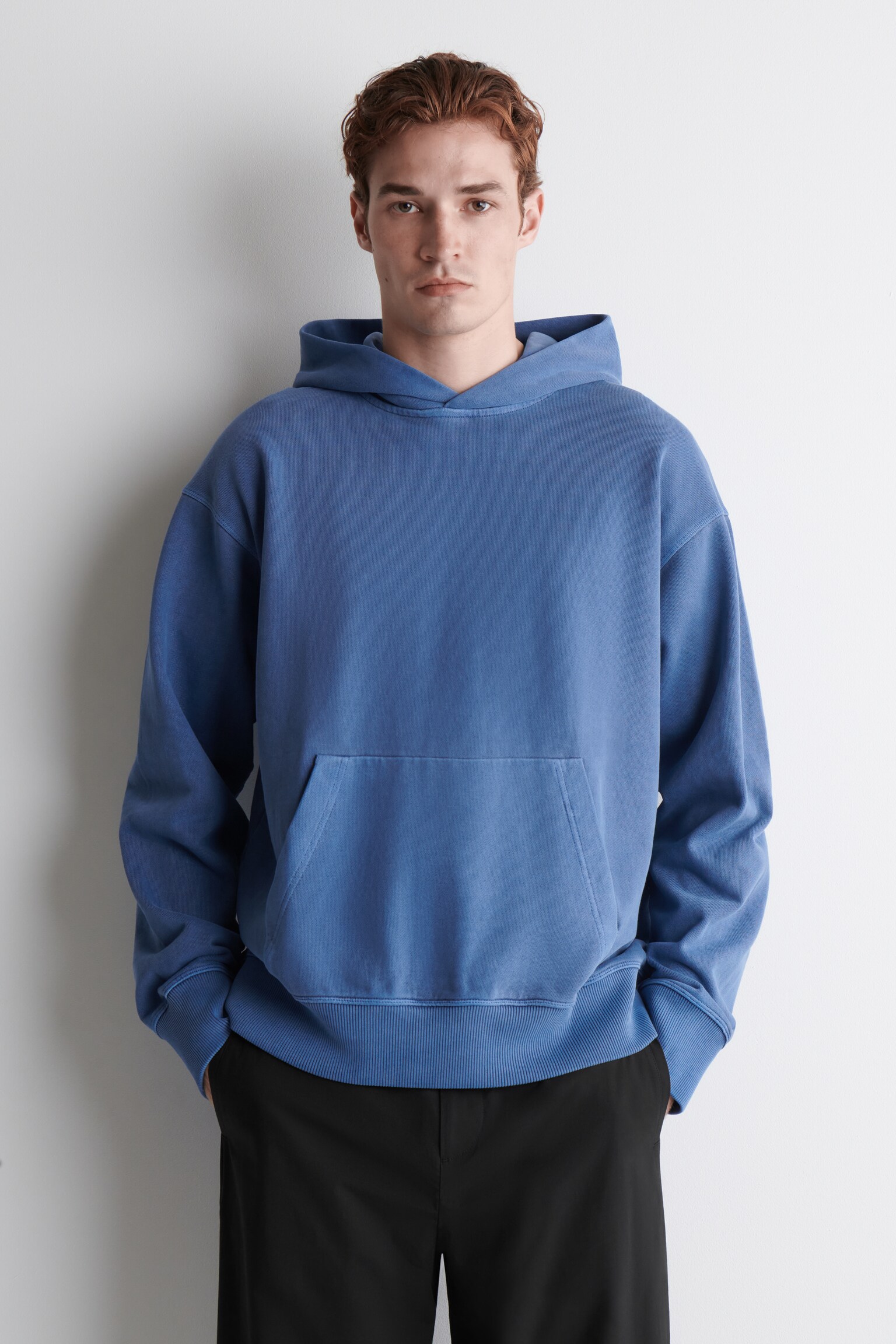 SWEAT À CAPUCHE EN JERSEY DE COTON DÉLAVÉ - BLEU/TAUPE/BLEU - 1