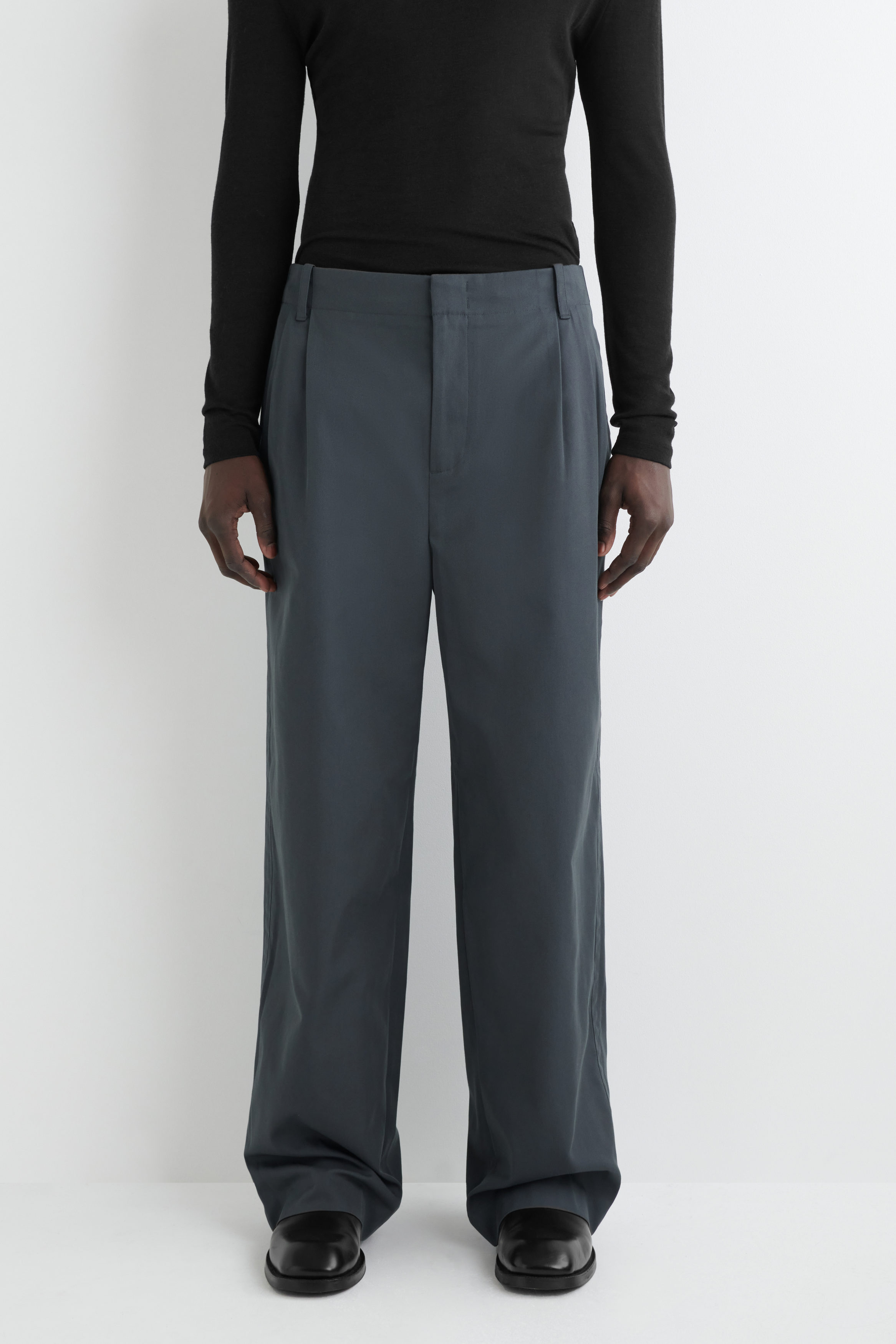 PLEATED WIDE-LEG PANTS - DARK GRAY | COS US