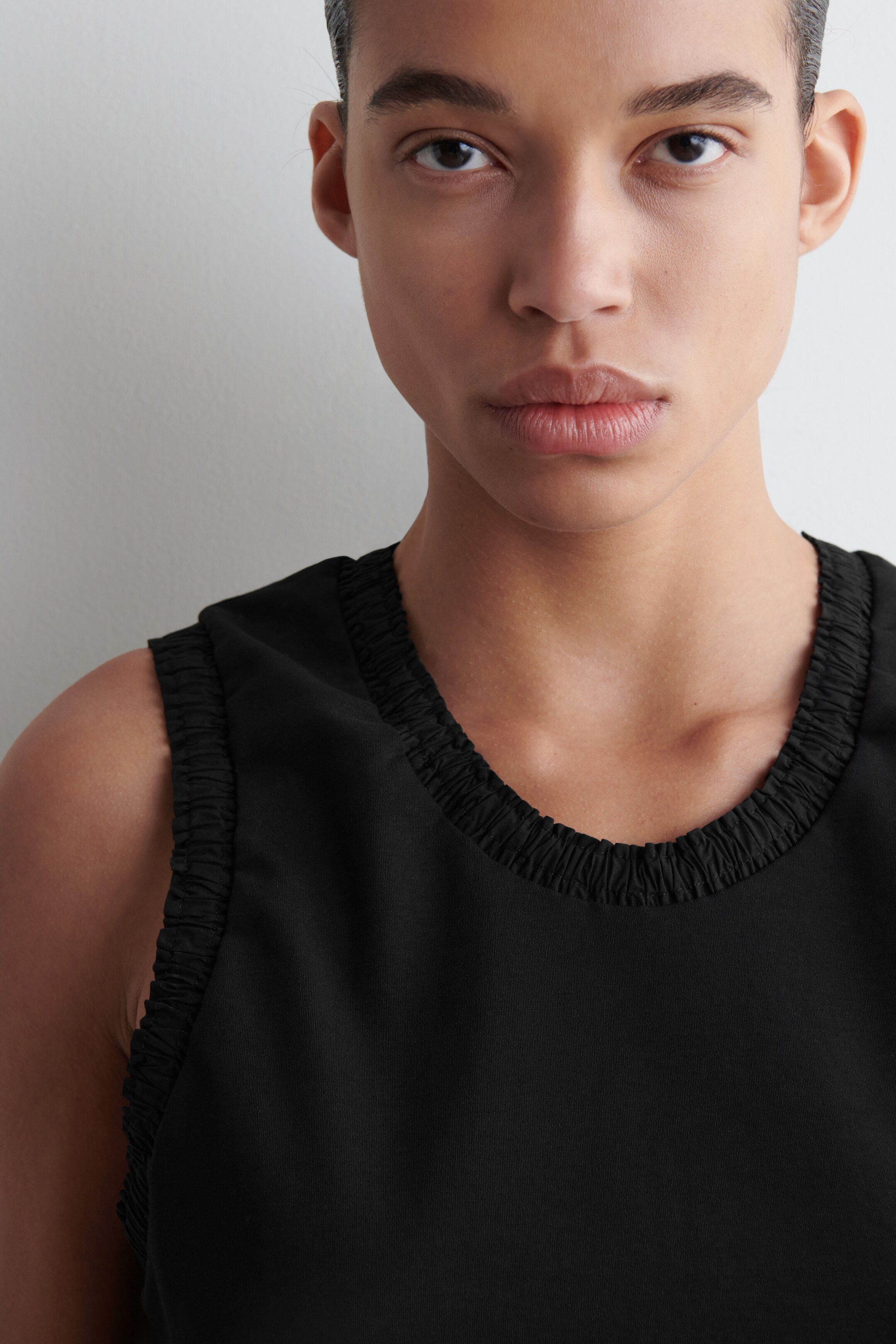 Zobrazit větší obrázek: NABÍRANÉ BAVLNĚNÉ TÍLKO - ČERNÁ - ŽENY | H&M CZ 3