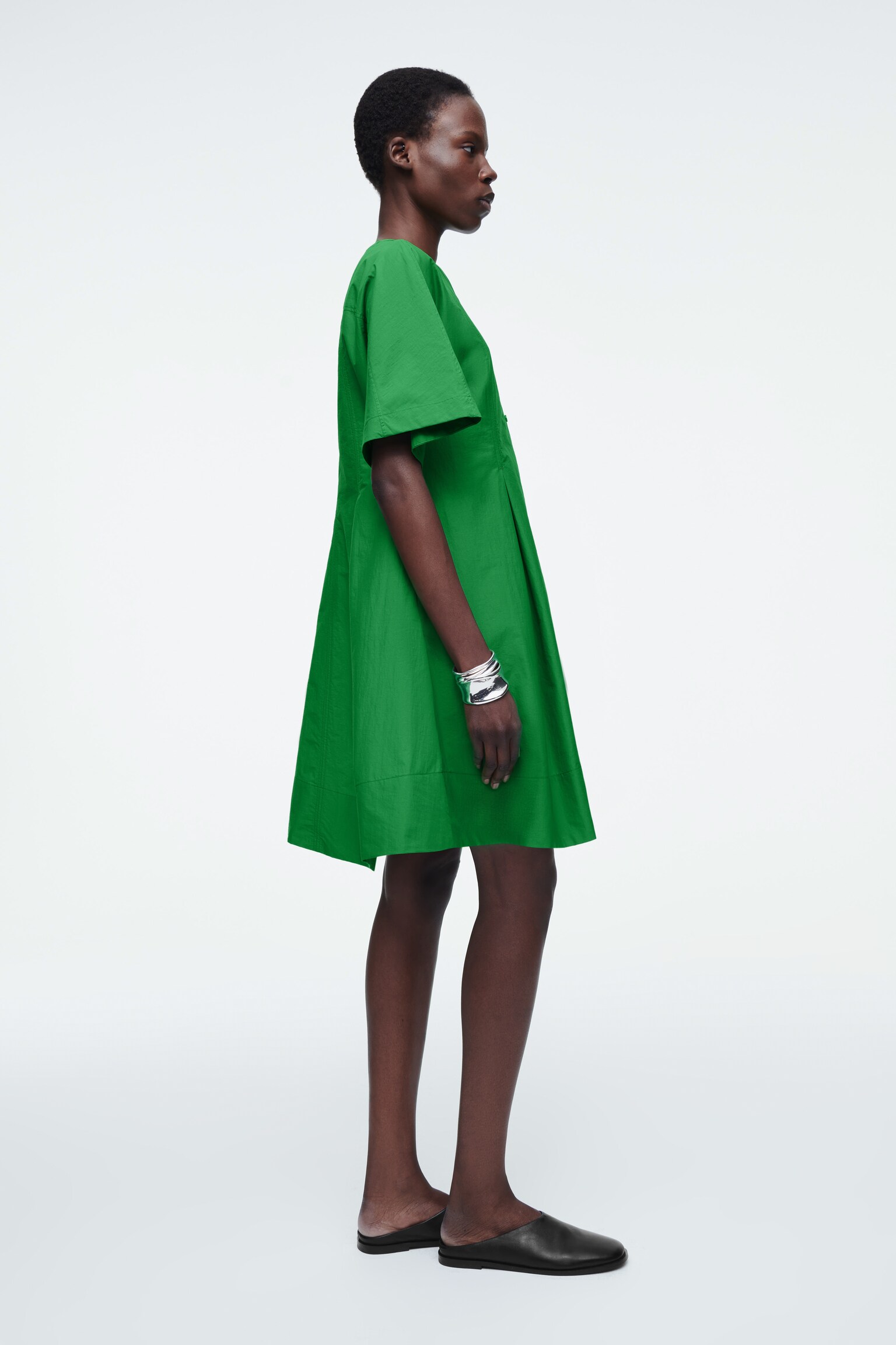 VESTIDO CORTO EVASÉ PLISADO - VERDE/NEGRO - 3