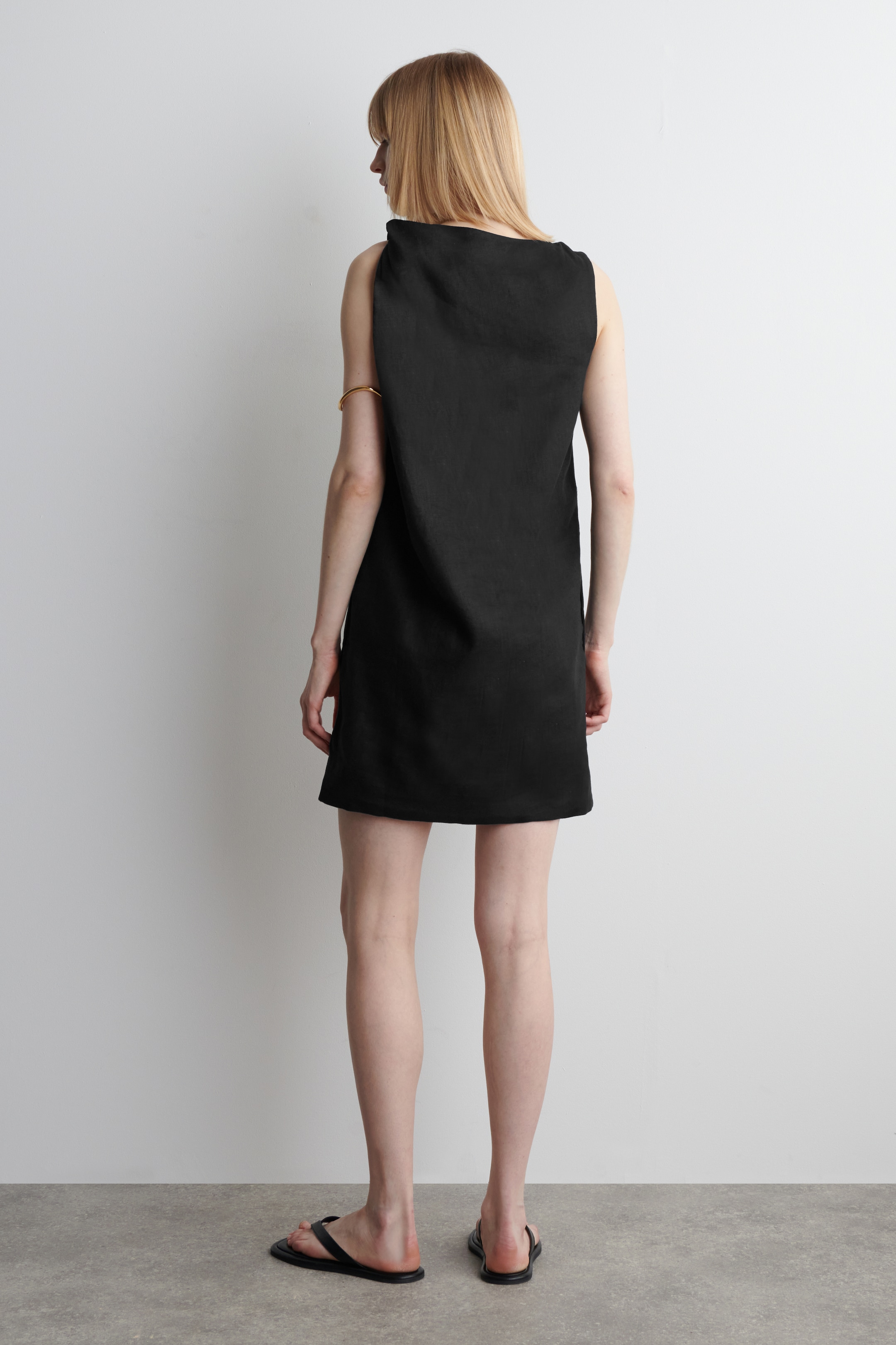 Größeres Bild anzeigen: MINIKLEID AUS LEINEN MIT TWIST-DETAIL - SCHWARZ - Ladies | H&M AT 2