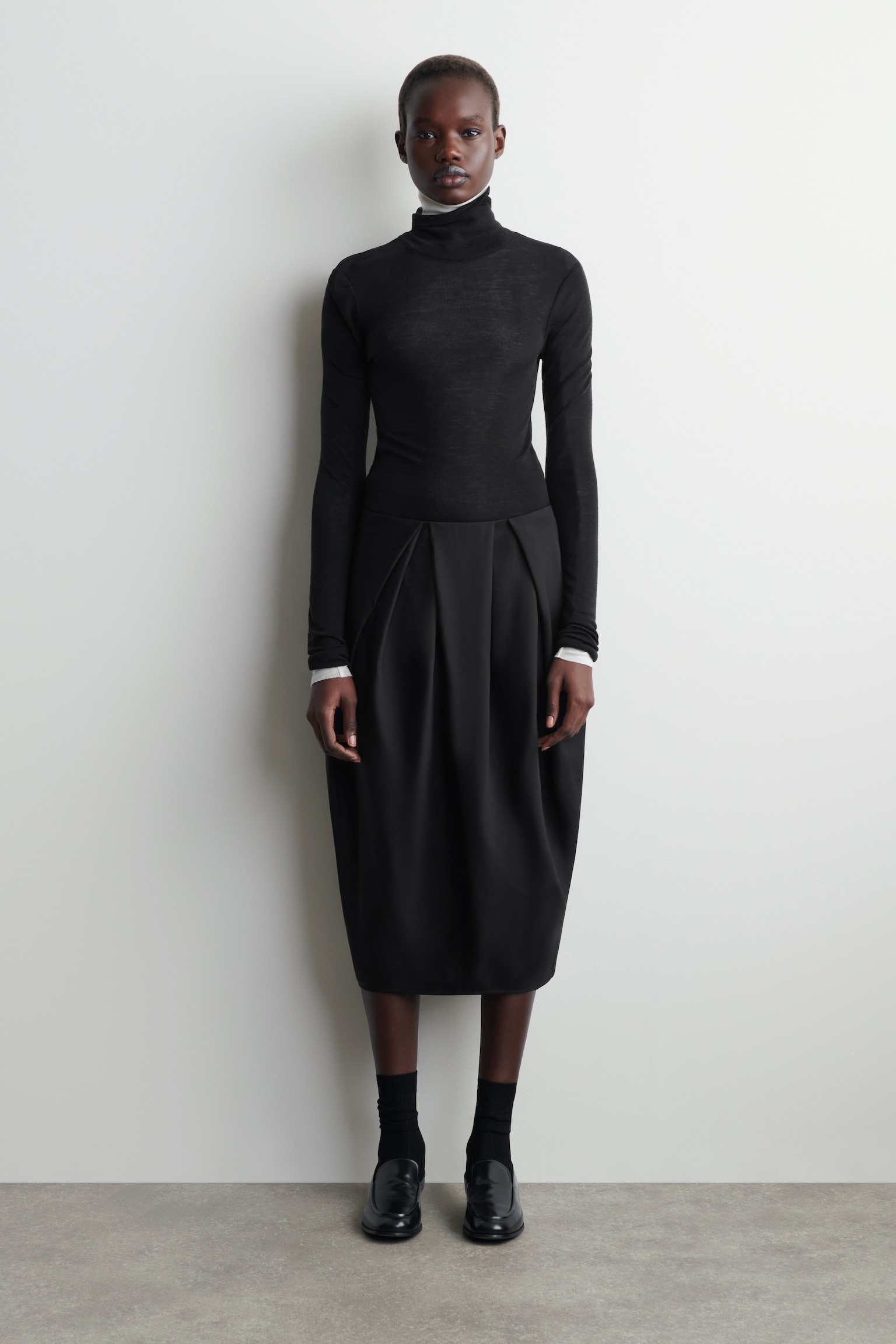 FUSTĂ MIDI TULIPAN DIN LÂNĂ PLISATĂ - NEGRU - 1