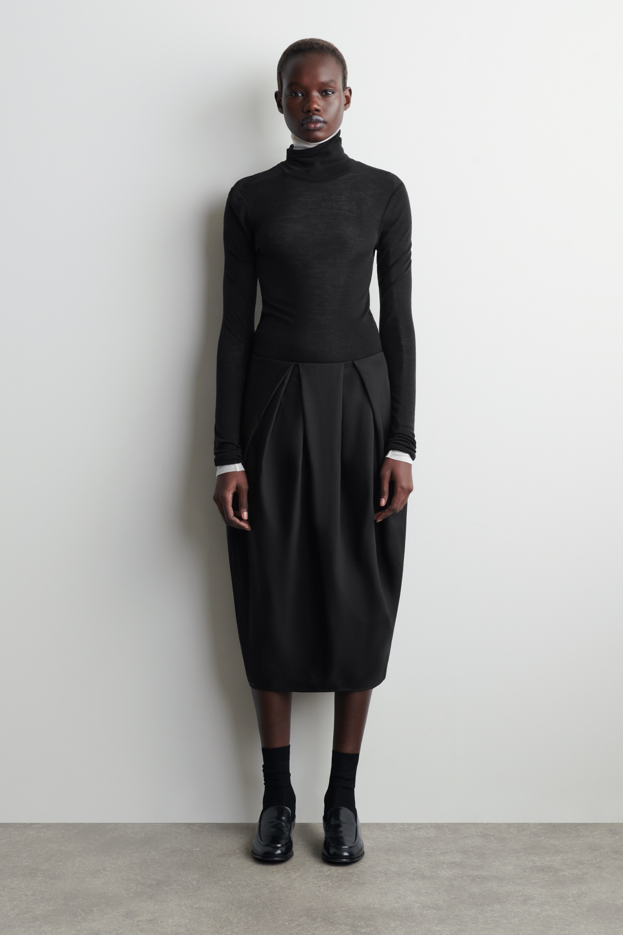 Zobrazit větší obrázek: SKLÁDANÁ VLNĚNÁ MIDI TULIPÁNOVÁ SUKNĚ - ČERNÁ - ŽENY | H&M CZ 1