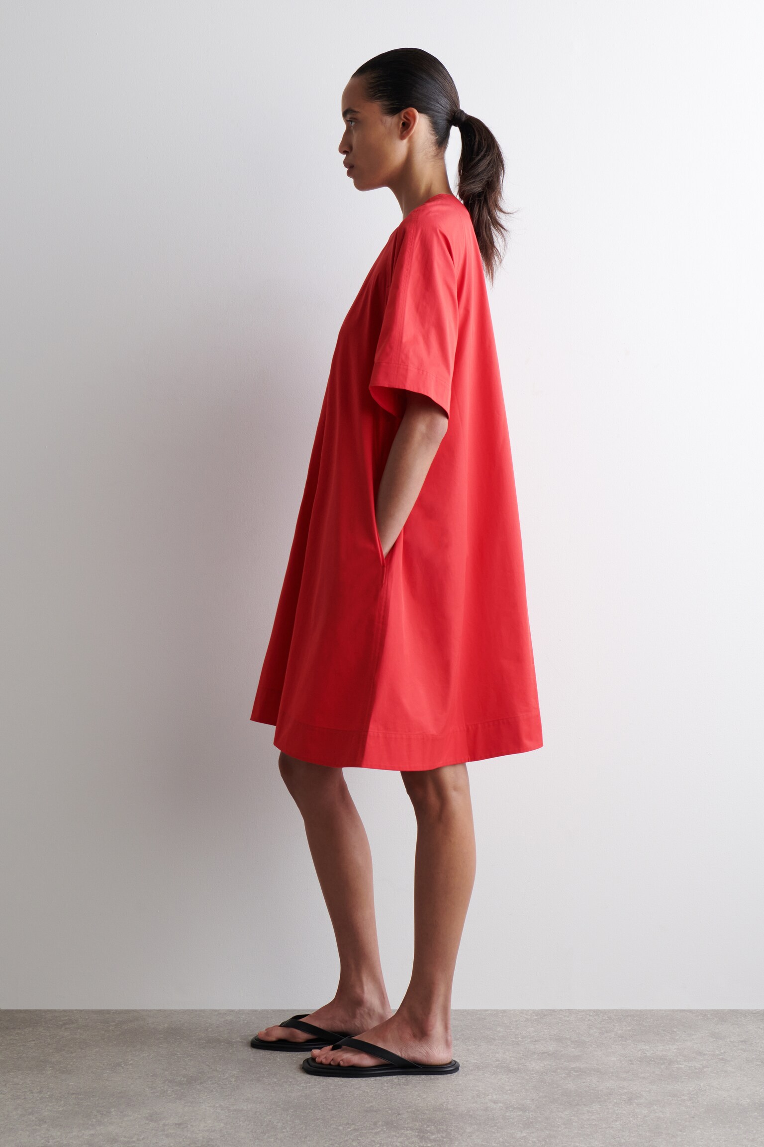 ABITO MINI A TRAPEZIO CON LACCI SUL RETRO - ROSSO/NERO - 4