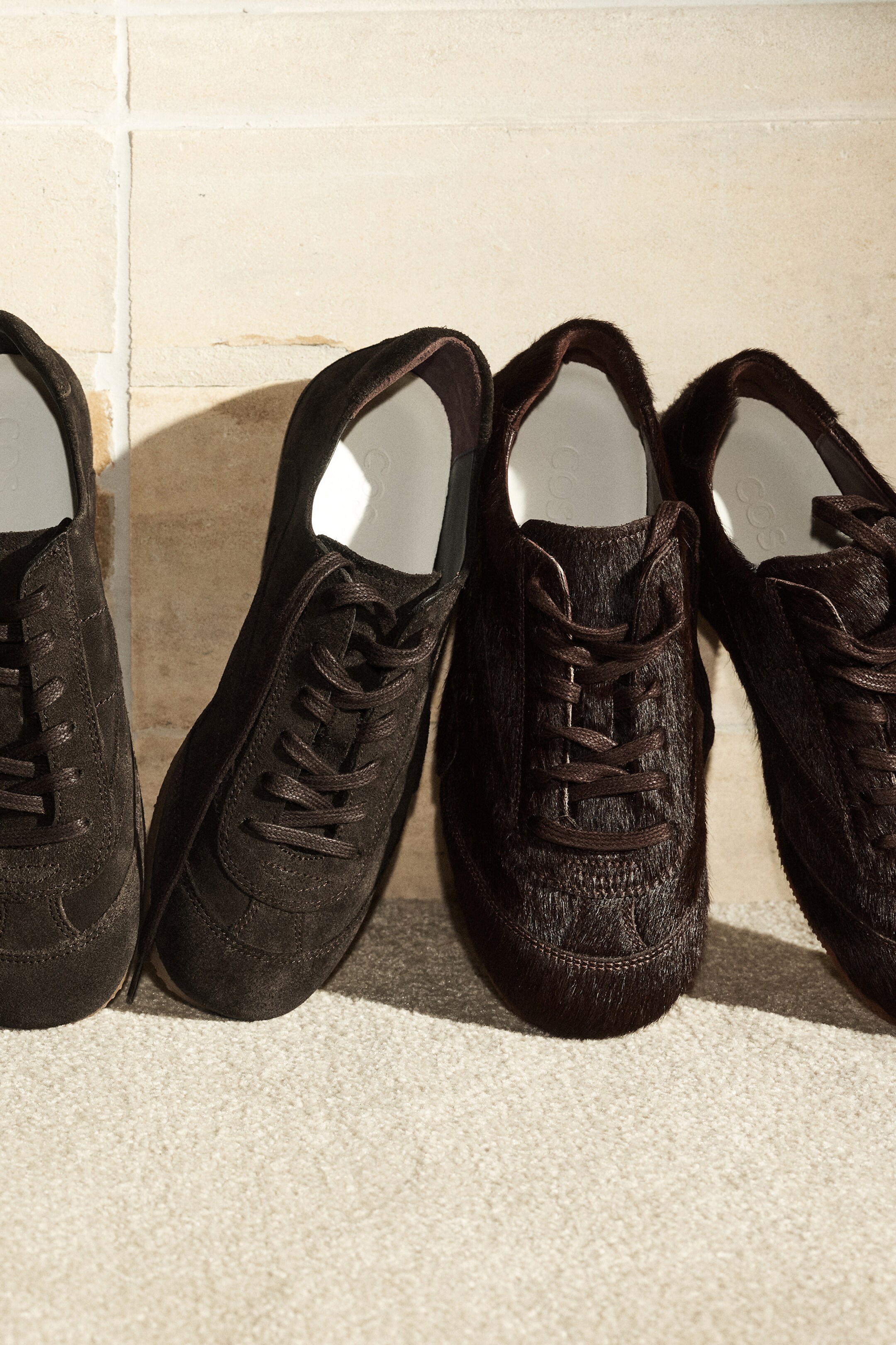 Größeres Bild anzeigen: SCHLICHTE SNEAKERS AUS PONYHAARLEDER - SCHOKOLADENBRAUN - Ladies | H&M AT 5