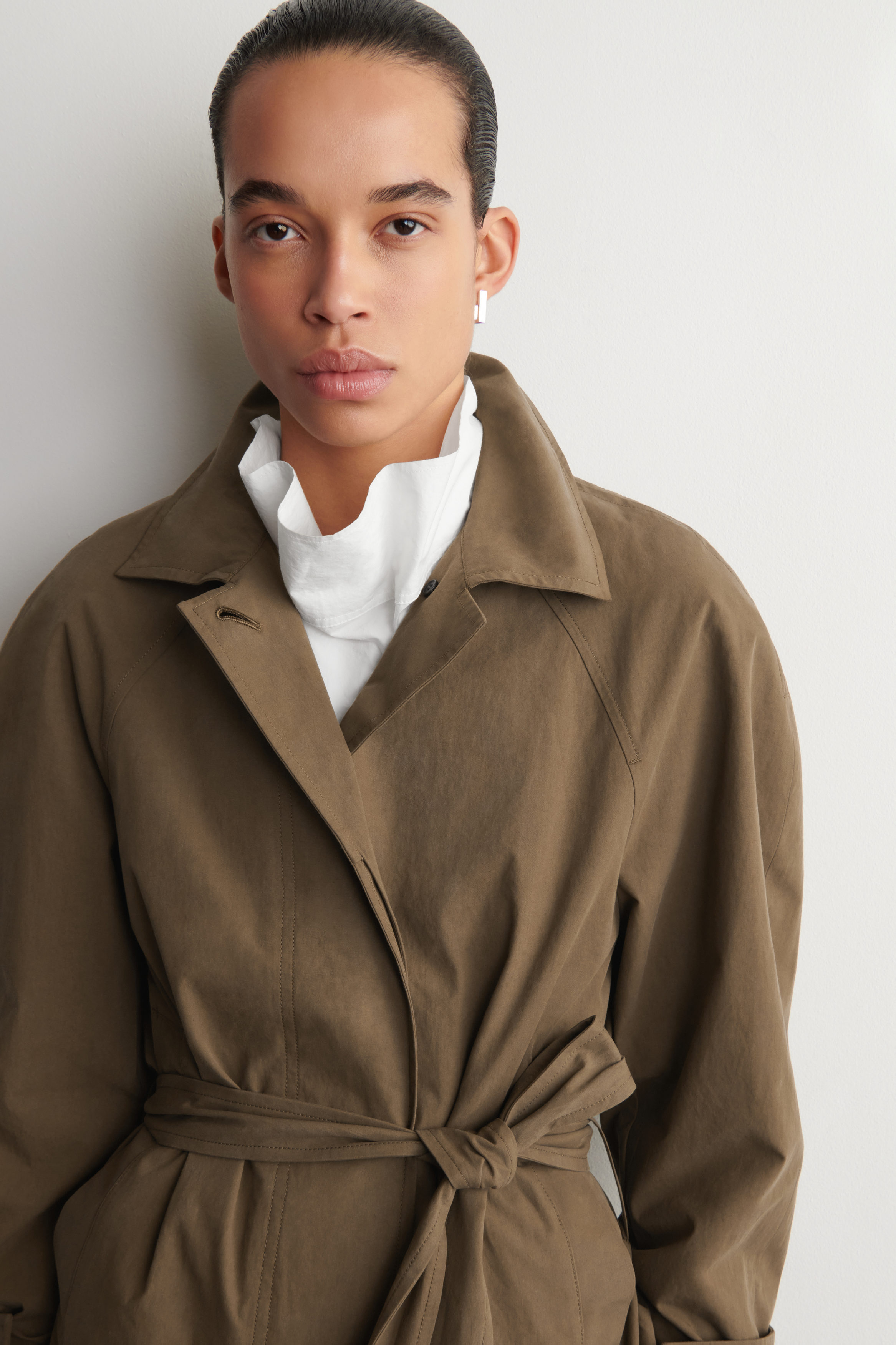 BELTED COTTON SHORT TRENCH COAT - BROWN | COS US