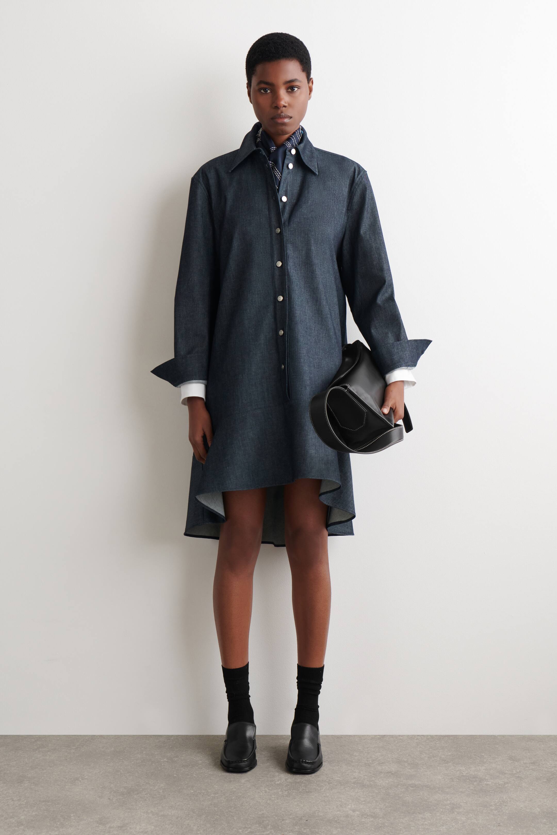 Größeres Bild ansehen: AUSGESTELLTES HEMDKLEID AUS DENIM IN MINILÄNGE - INDIGOBLAU - Ladies | H&M DE 1