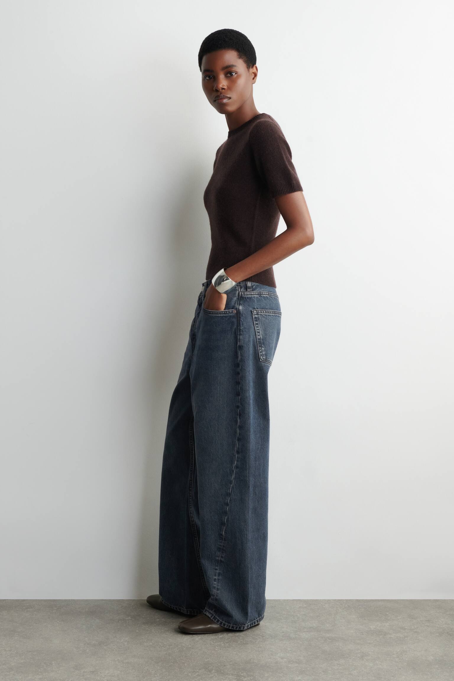 T-SHIRT EN CACHEMIRE - BRUN FONCÉ/CRÈME - 5