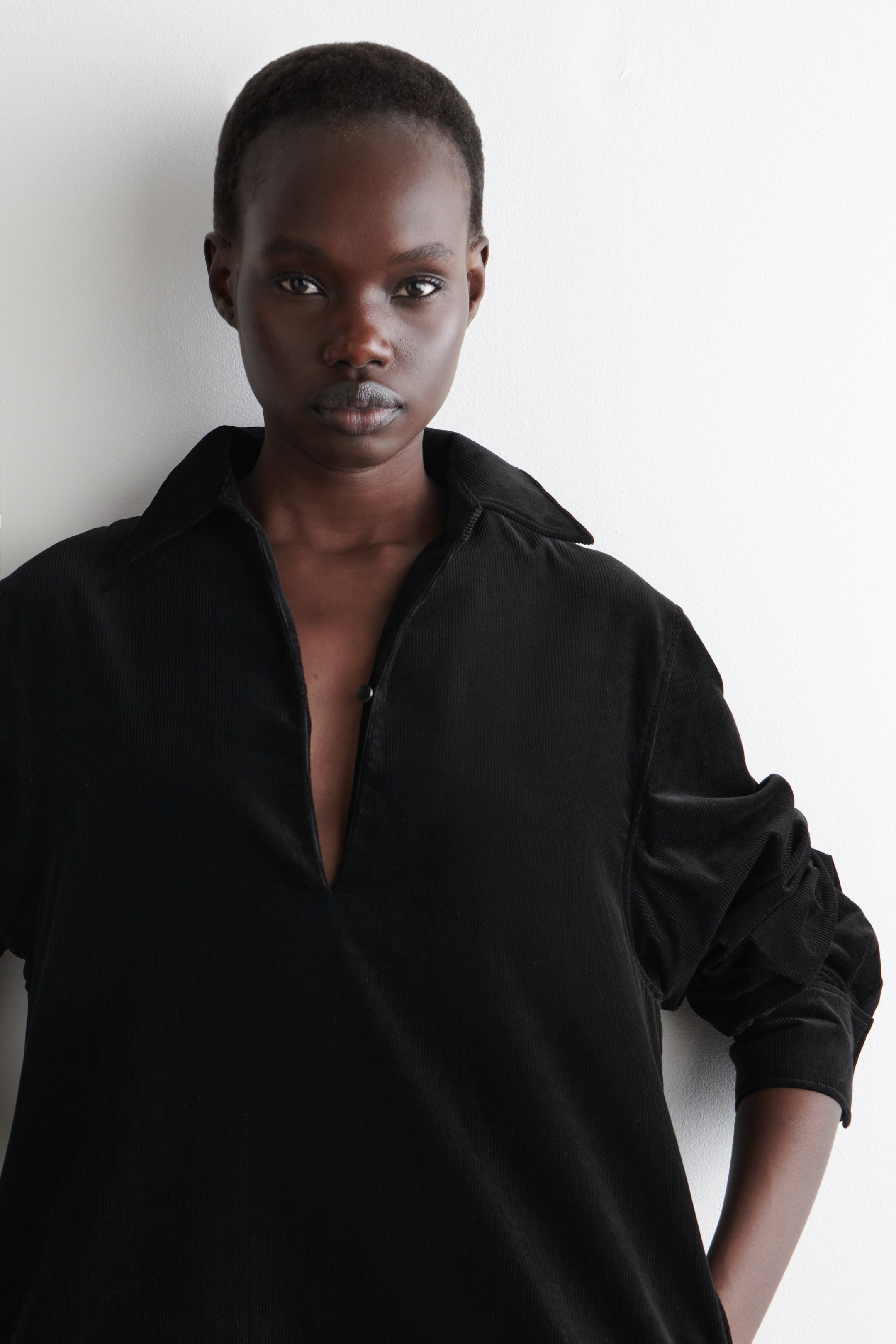 Ver imagen más grande: VESTIDO CAMISERO CORTO DE PANA - NEGRO - MUJER | H&M ES 3