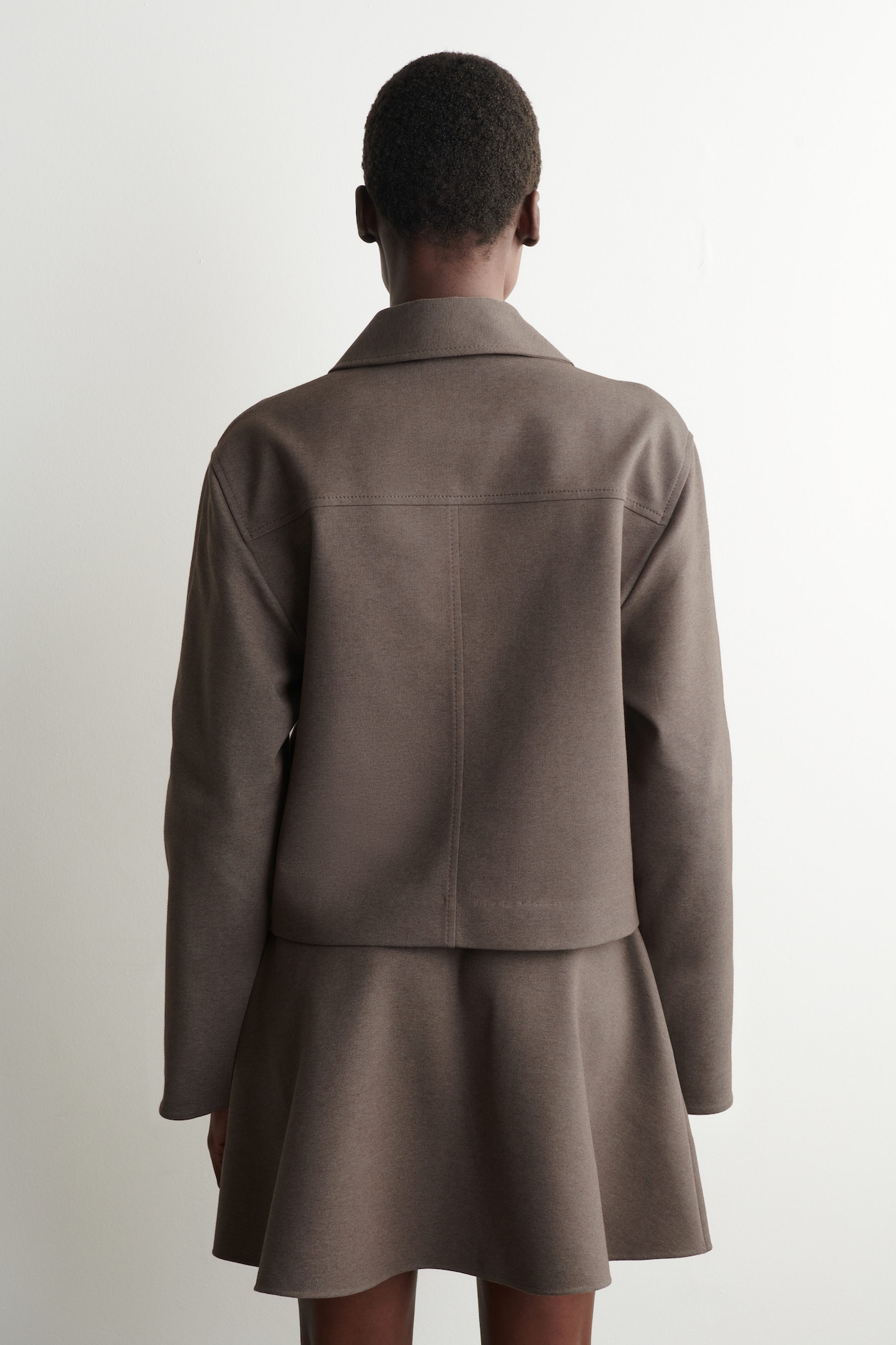 ROUNDED JERSEY JACKET — BROWN