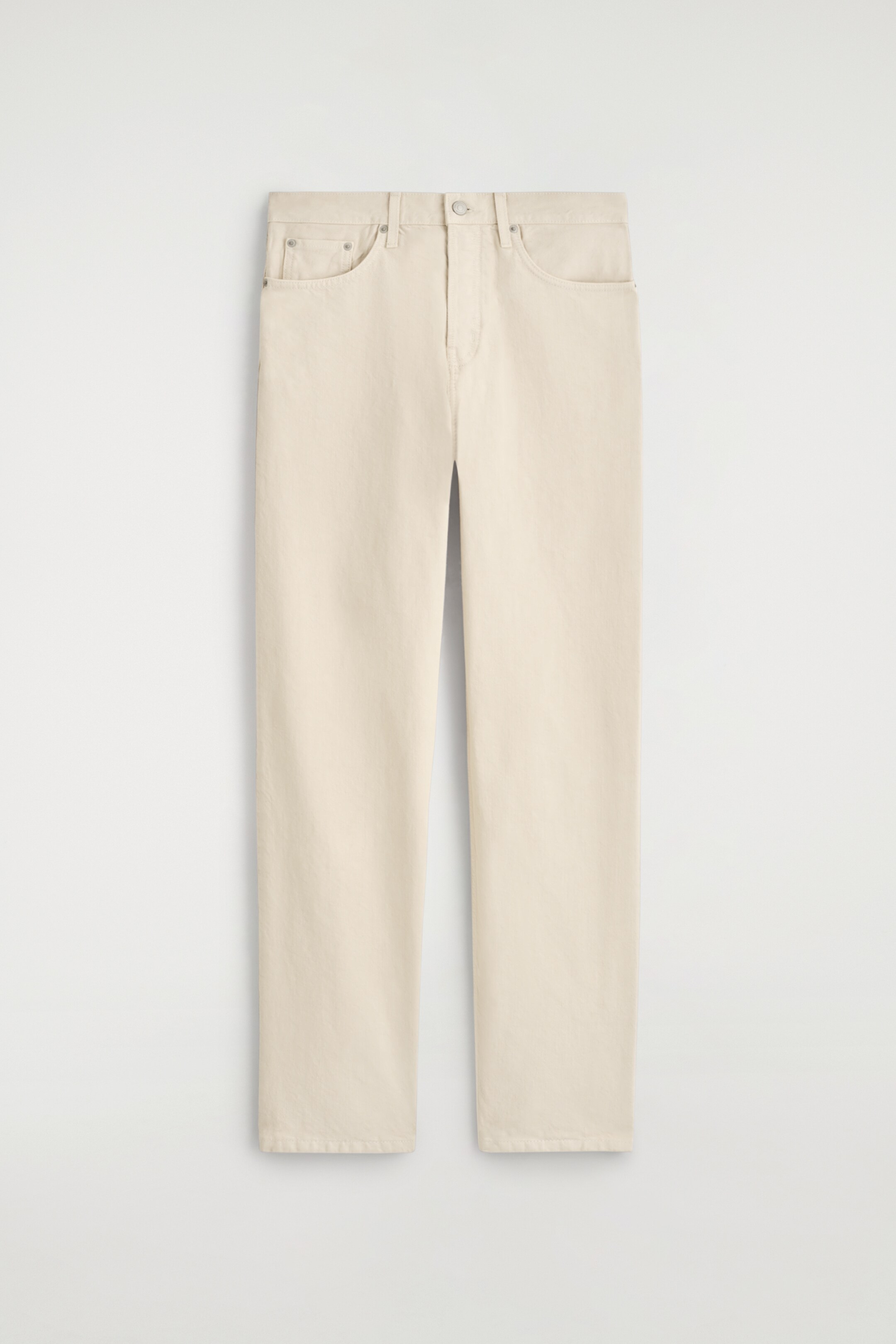 Größeres Bild anzeigen: Ein Paar weißgewaschene, locker sitzende, gerade geschnittene Jeans wird von vorne präsentiert, flach hingelegt. Sie verfügen über einen sichtbaren Knopfverschluss, Gürtelschlaufen und Vordertaschen, einschließlich einer Münztasche.