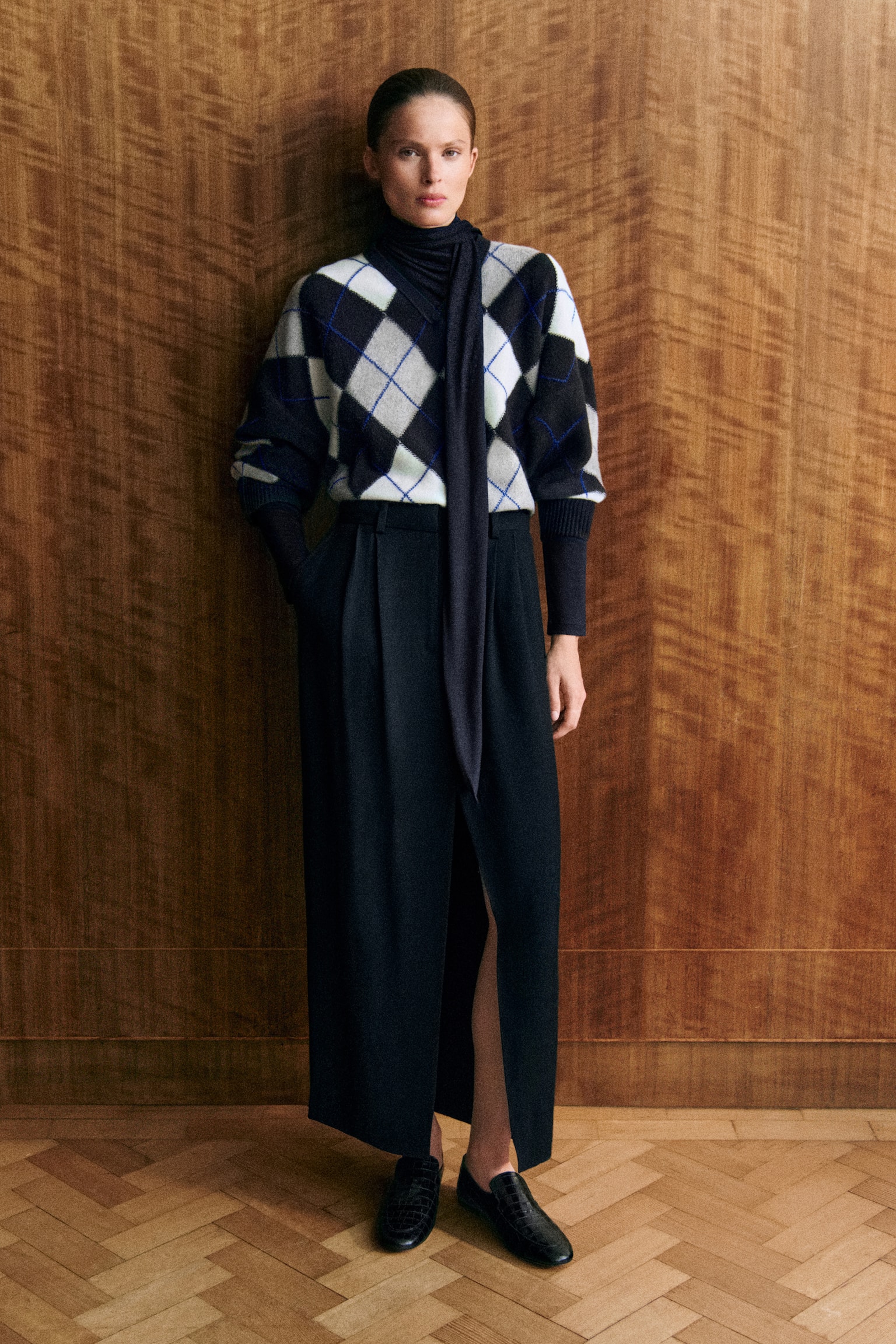 Το μονÏÎλο ÏοÏάει Ïο μάλλινο-αλÏακά V-neck jumper με argyle μοÏίβο και Ïην ÏλιÏÎ tailored maxi ÏοÏÏÏα, αÏοÏÏ
ÏÏμÎνα αÏÏ Î¼ÏÏοÏÏινή γÏνία. Το jumper αναδεικνÏει Îνα argyle μοÏίβο Ïε navy, γκÏι και λεÏ
κÏ, με μακÏιÎÏ ÏÎ¹Î¼Ï Î¼Î±Î½ÏÎÏεÏ, ÏοÏεμÎνο ÏÎ¬Î½Ï Î±ÏÏ Îνα ÏκοÏÏο top με ÏÎ·Î»Ï Î»Î±Î¹Î¼Ï ÎºÎ±Î¹ Îνα μακÏÏ, αÏοÏÏί καÏκÏλ ÏιγμÎνο μÏÏοÏÏά. Î maxi ÏοÏÏÏα με Ïηλή μÎÏη διαθÎÏει δομημÎνο, ÏλιÏÎ ÏÏÎδιο με ÎνÏονο μÏÏοÏÏÎ¹Î½Ï Î¬Î½Î¿Î¹Î³Î¼Î±. - 1