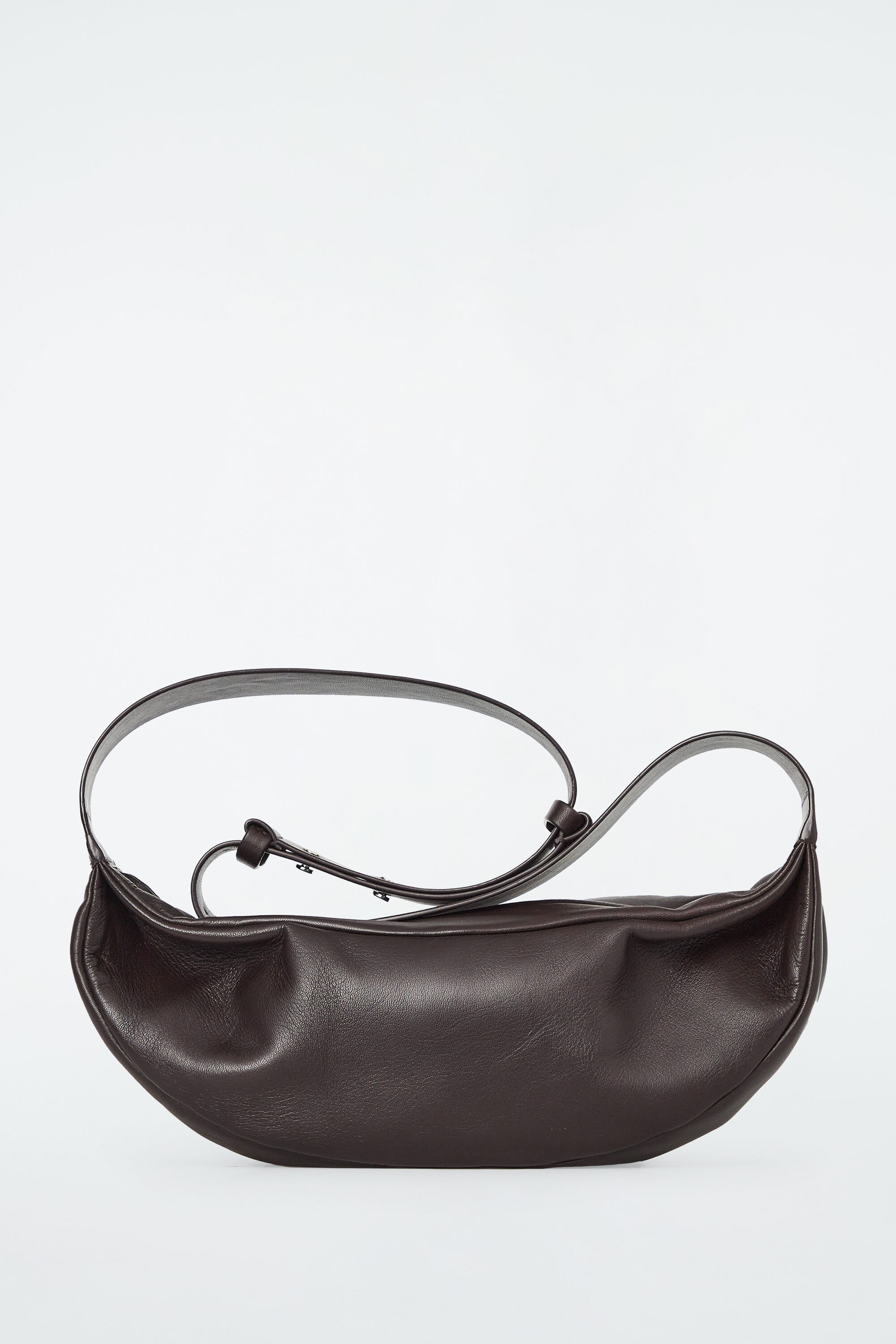 【COS】SWING CROSSBODY BAG SWING CROSSBODY BAG - LEATHER - DARK BROWN | COS