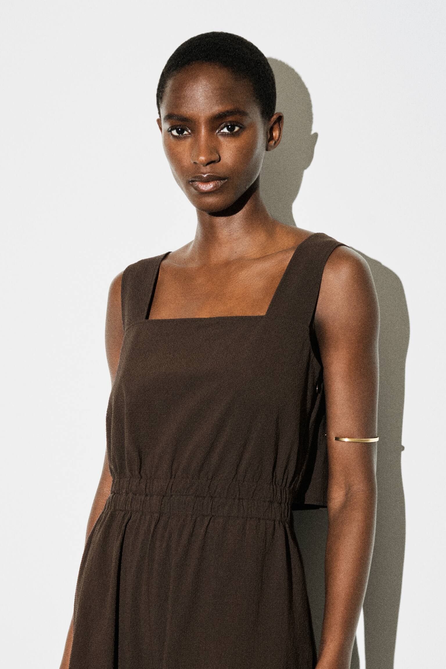 OVERAL S OTVORENÝM CHRBTOM A ŠIROKÝMI NOHAVICAMI Z SEERSUCKER MATERIÁLU - HNEDÁ/MODRÁ - 4