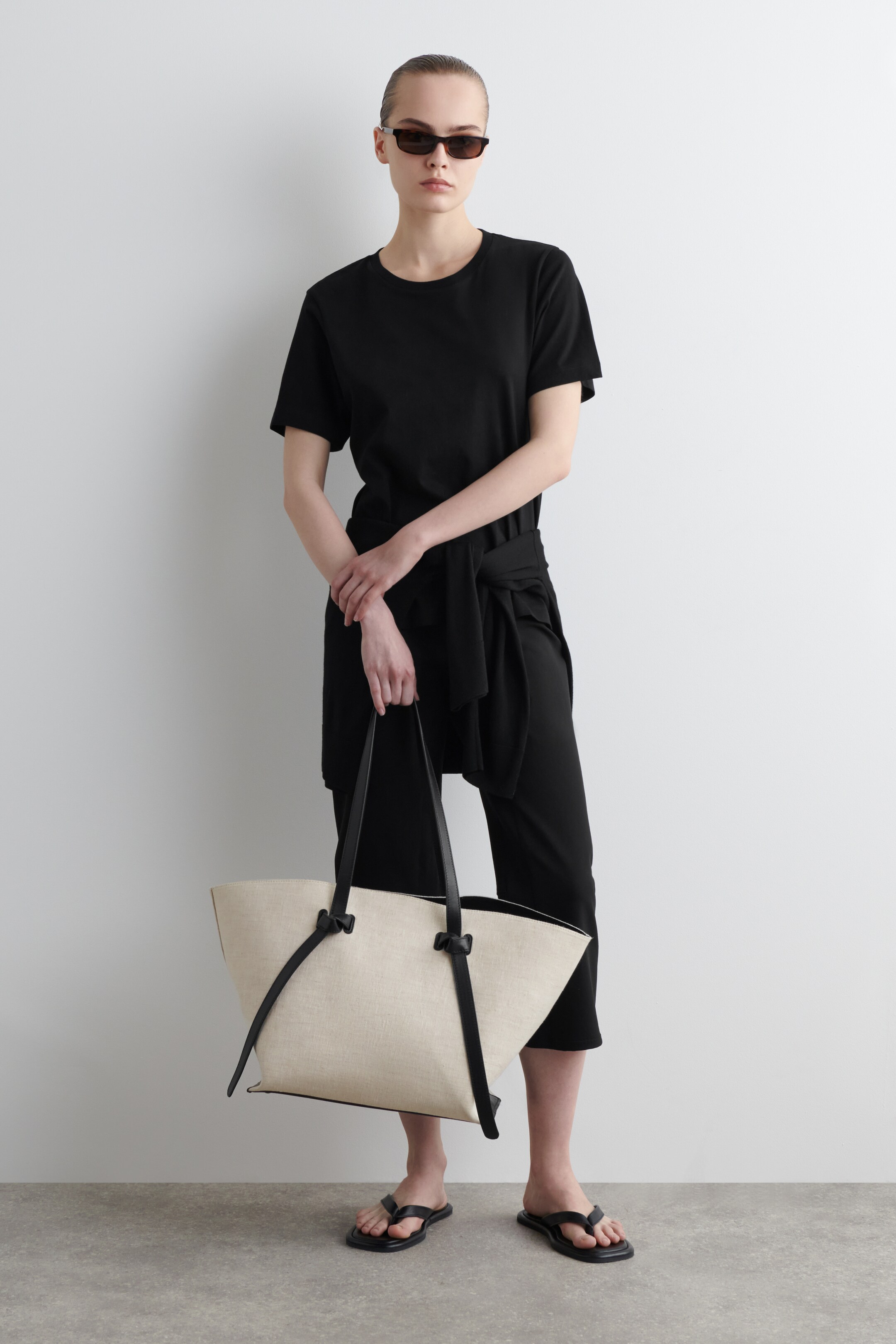 Größeres Bild ansehen: T-SHIRT AUS BAUMWOLLE MIT RUNDHALSAUSSCHNITT - SCHWARZ - Ladies | H&M DE 3