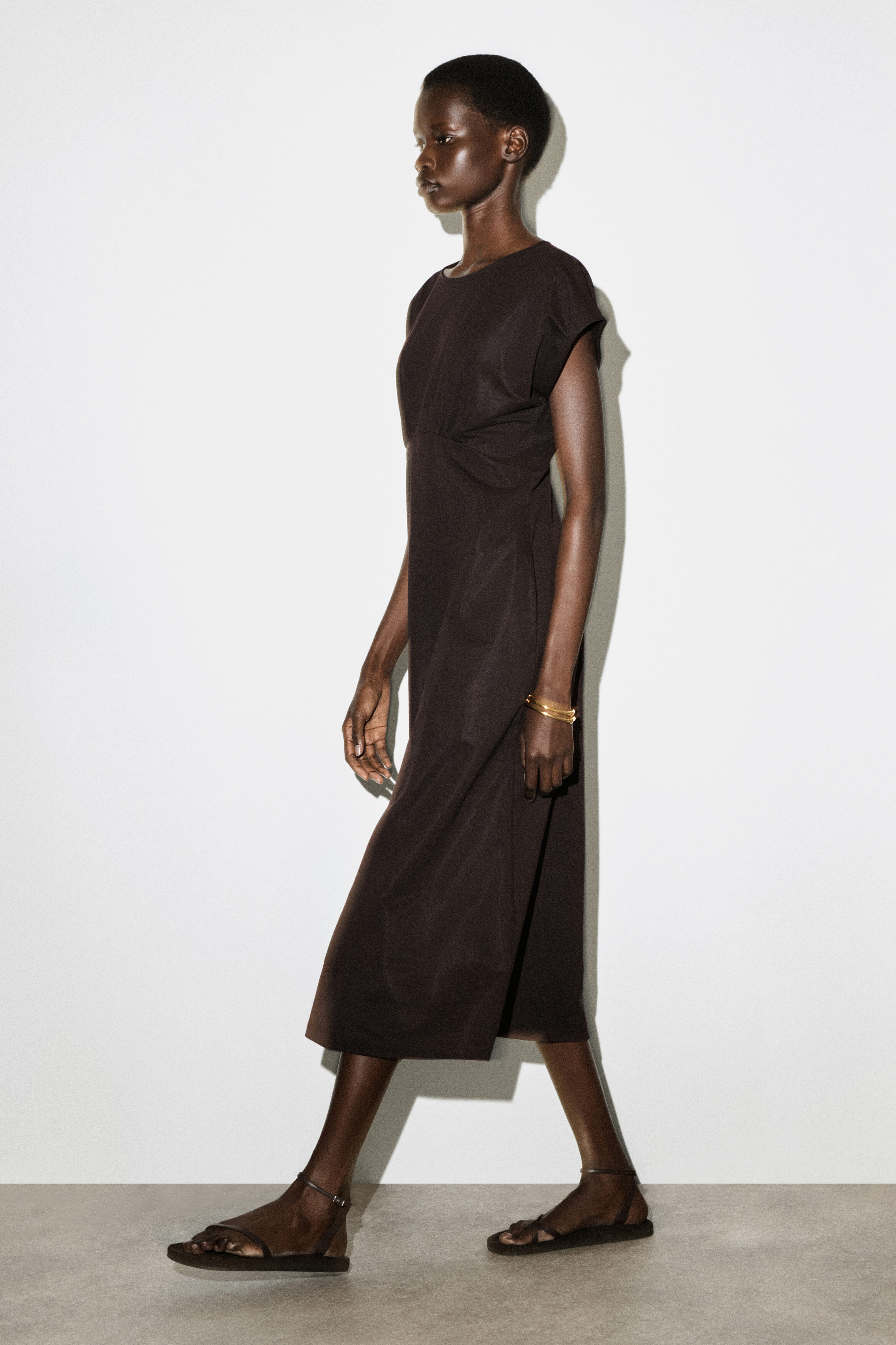SCULPTED GATHERED JERSEY MIDI DRESS - BROWN | COS US SCULPTED GATHERED JERSEY MIDI DRESS - BROWN | COS US